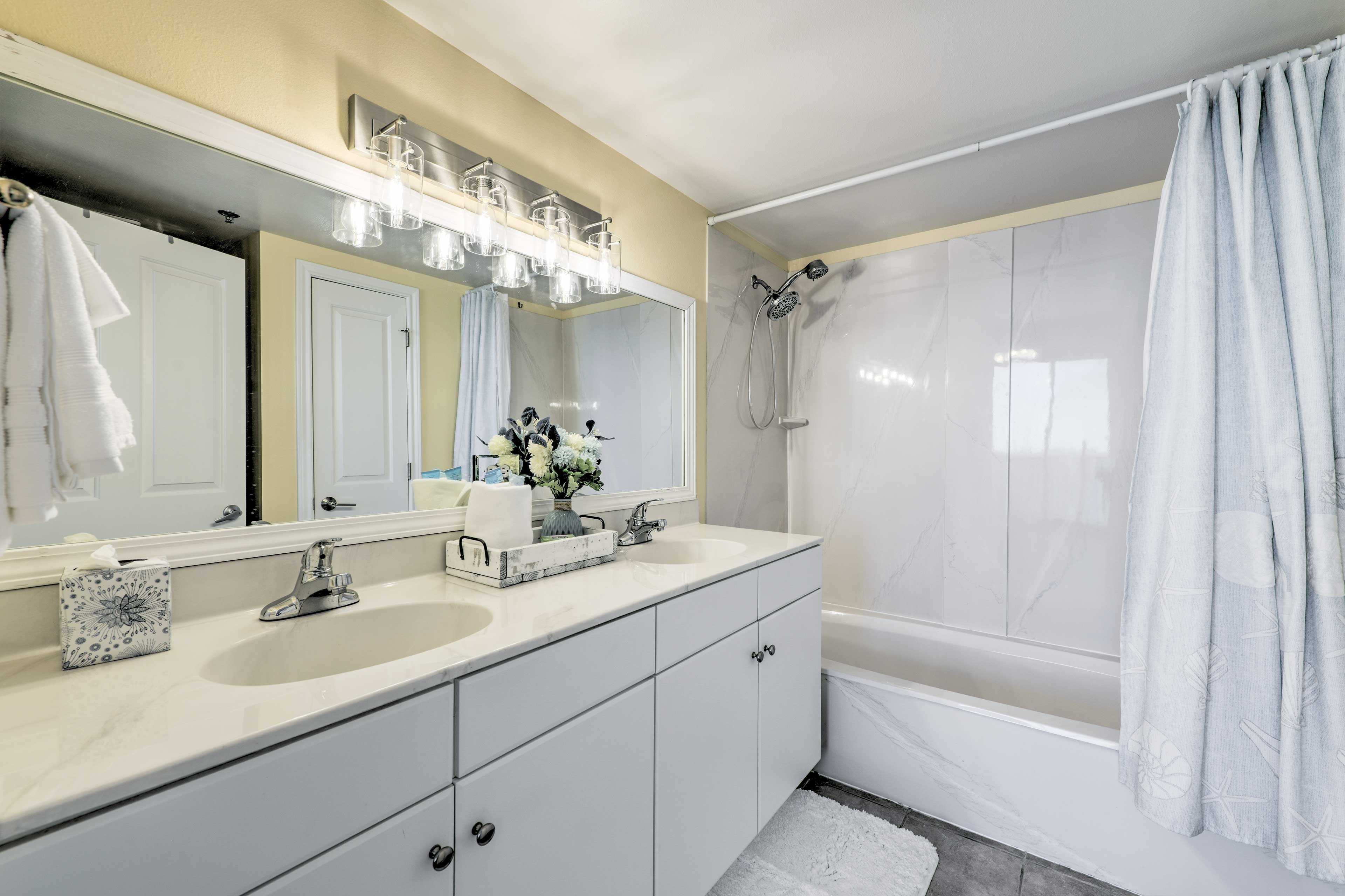 Full Bathroom | Access via Bedroom 1 | Towels Provided | Hair Dryer