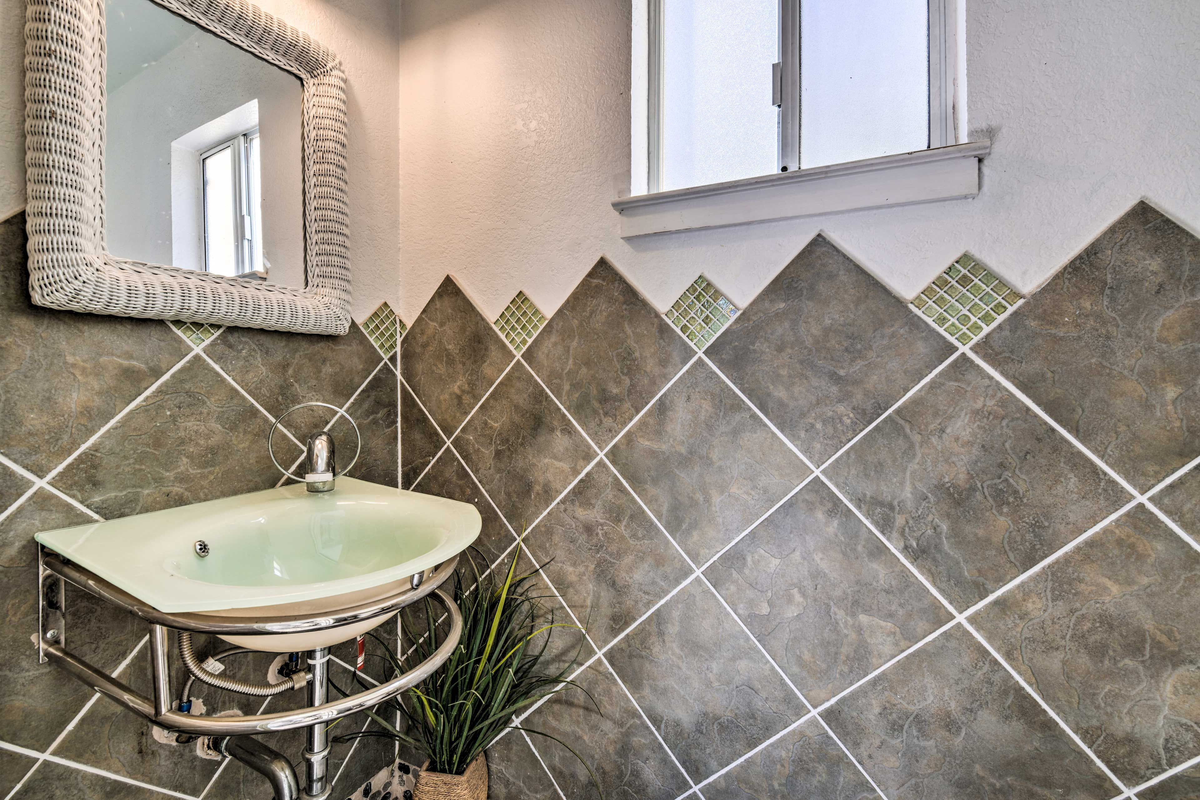 Half Bathroom | Towels Provided
