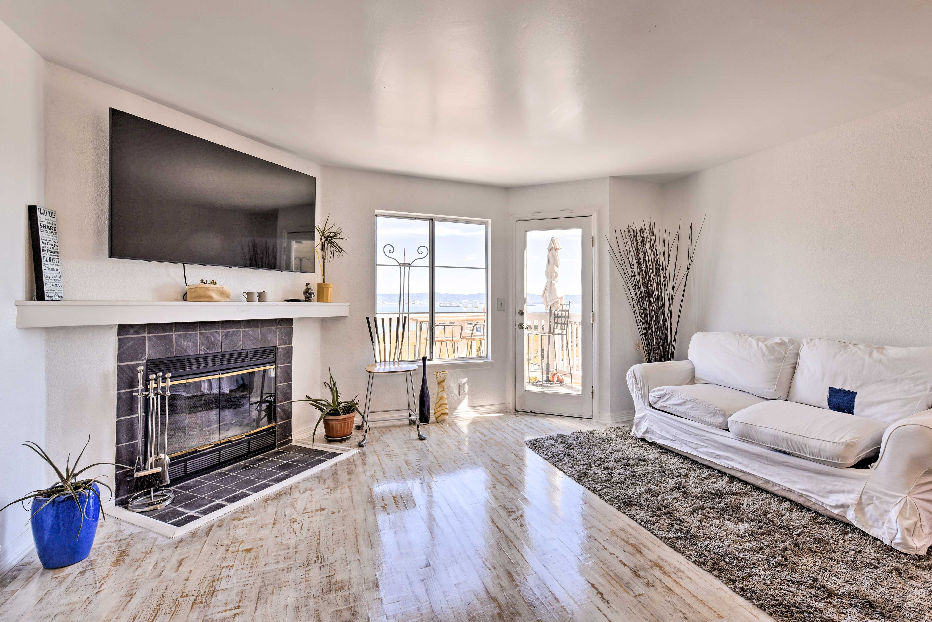 Living Room | Sleeper Sofa | Free WiFi