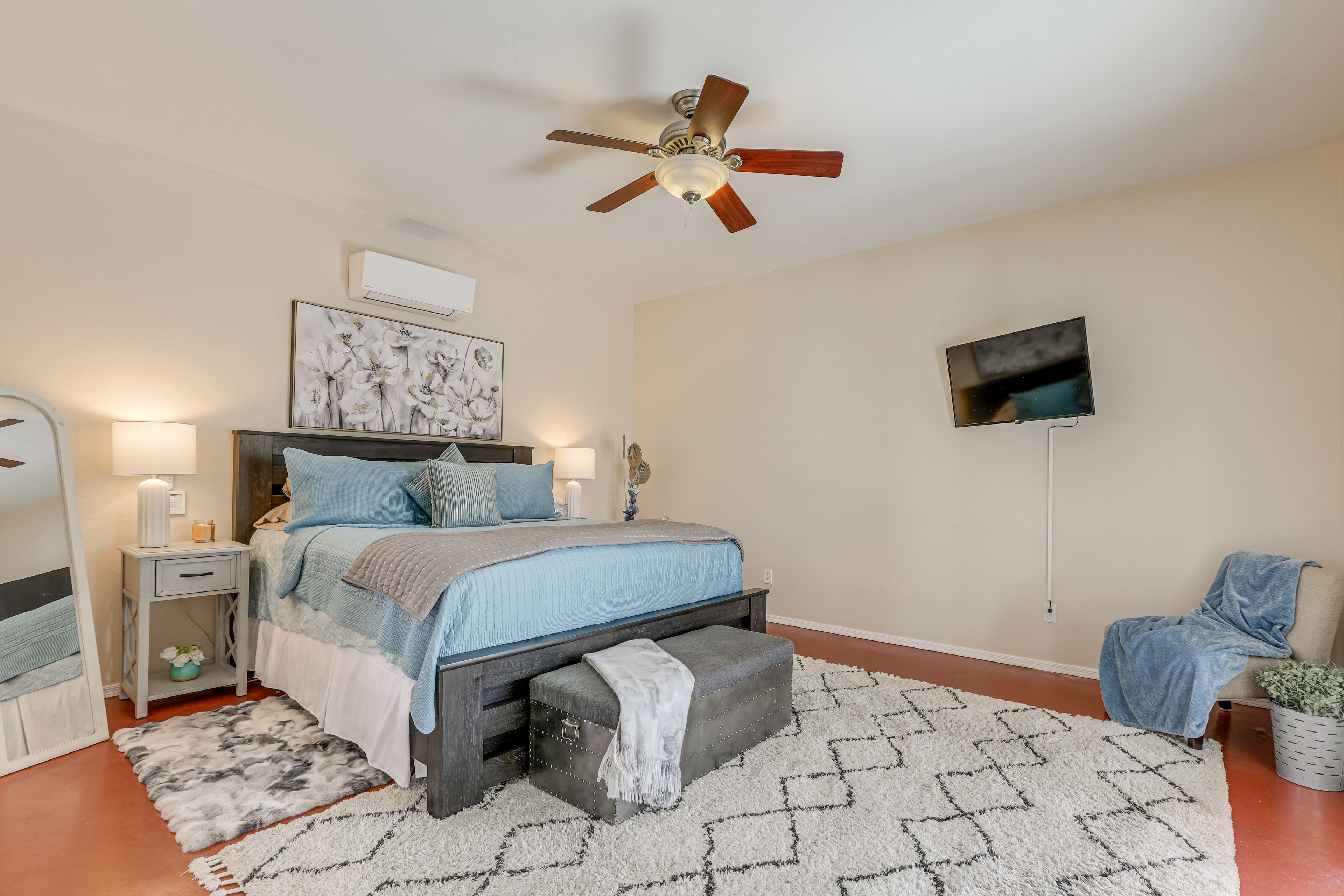 Bedroom | California King Bed | Smart TV | En-Suite Bathroom
