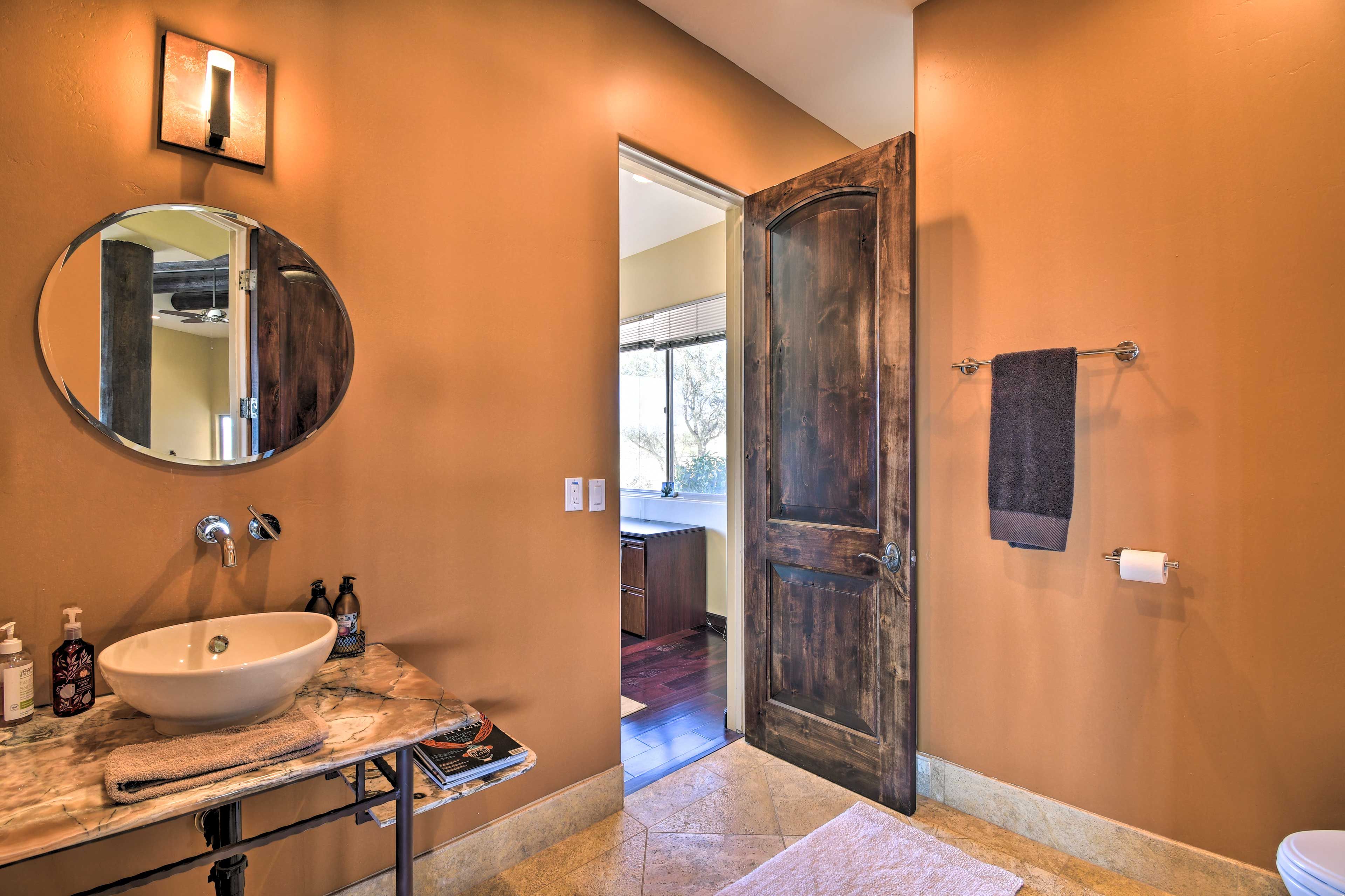 Full Bathroom | Complimentary Toiletries
