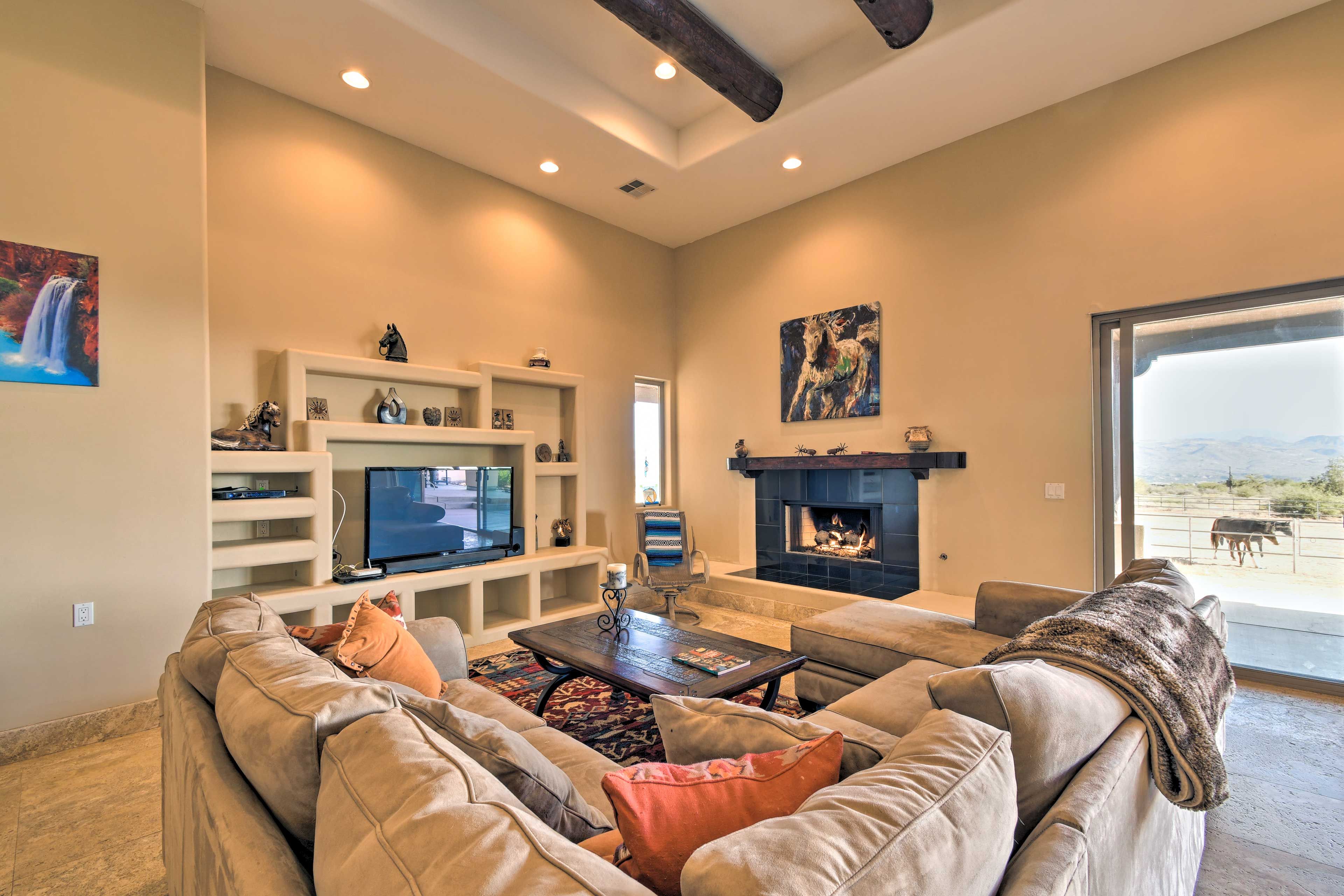 Living Room | Smart TV w/ Cable