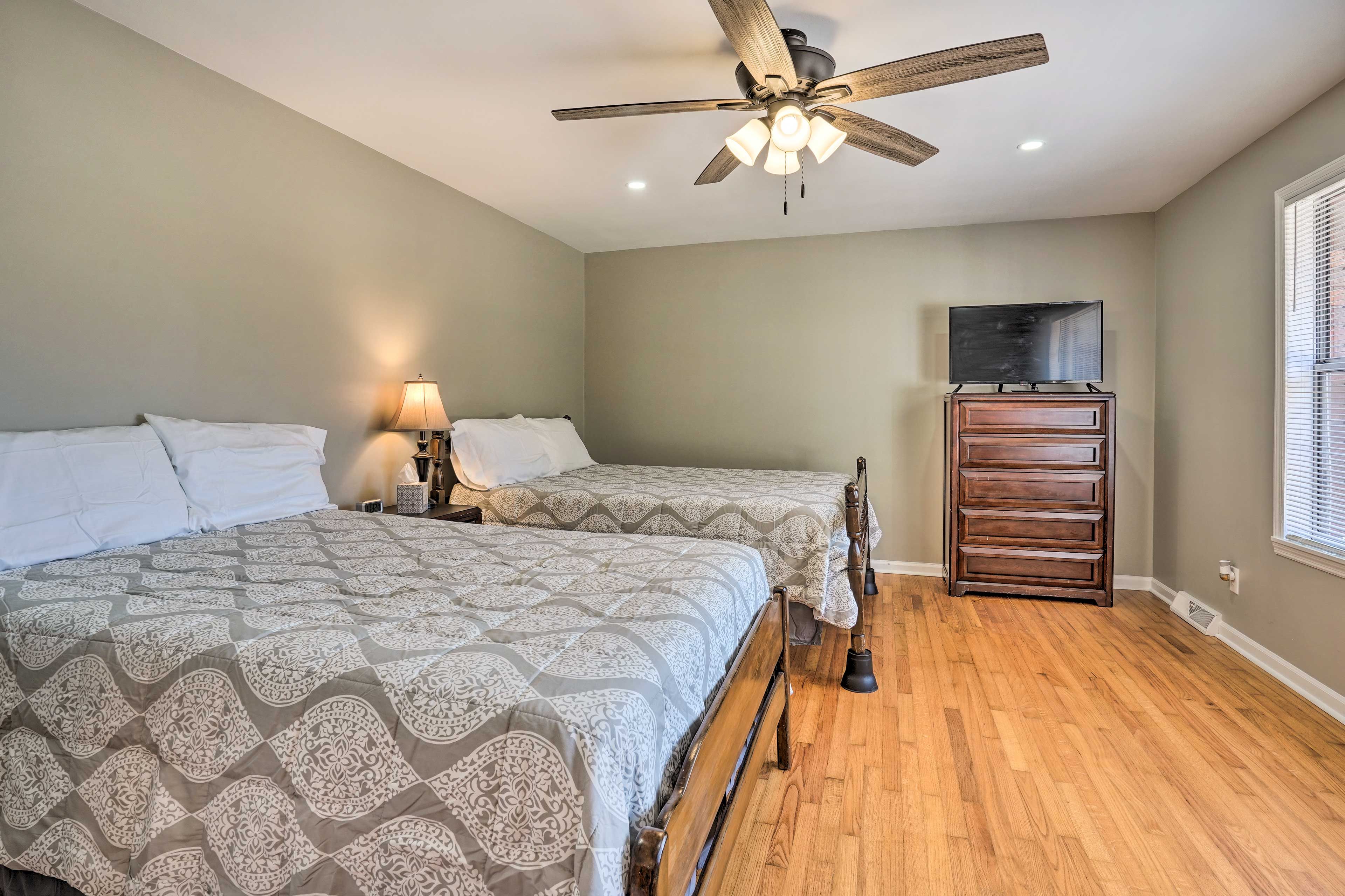 Bedroom 3 | Queen Bed | Full Bed
