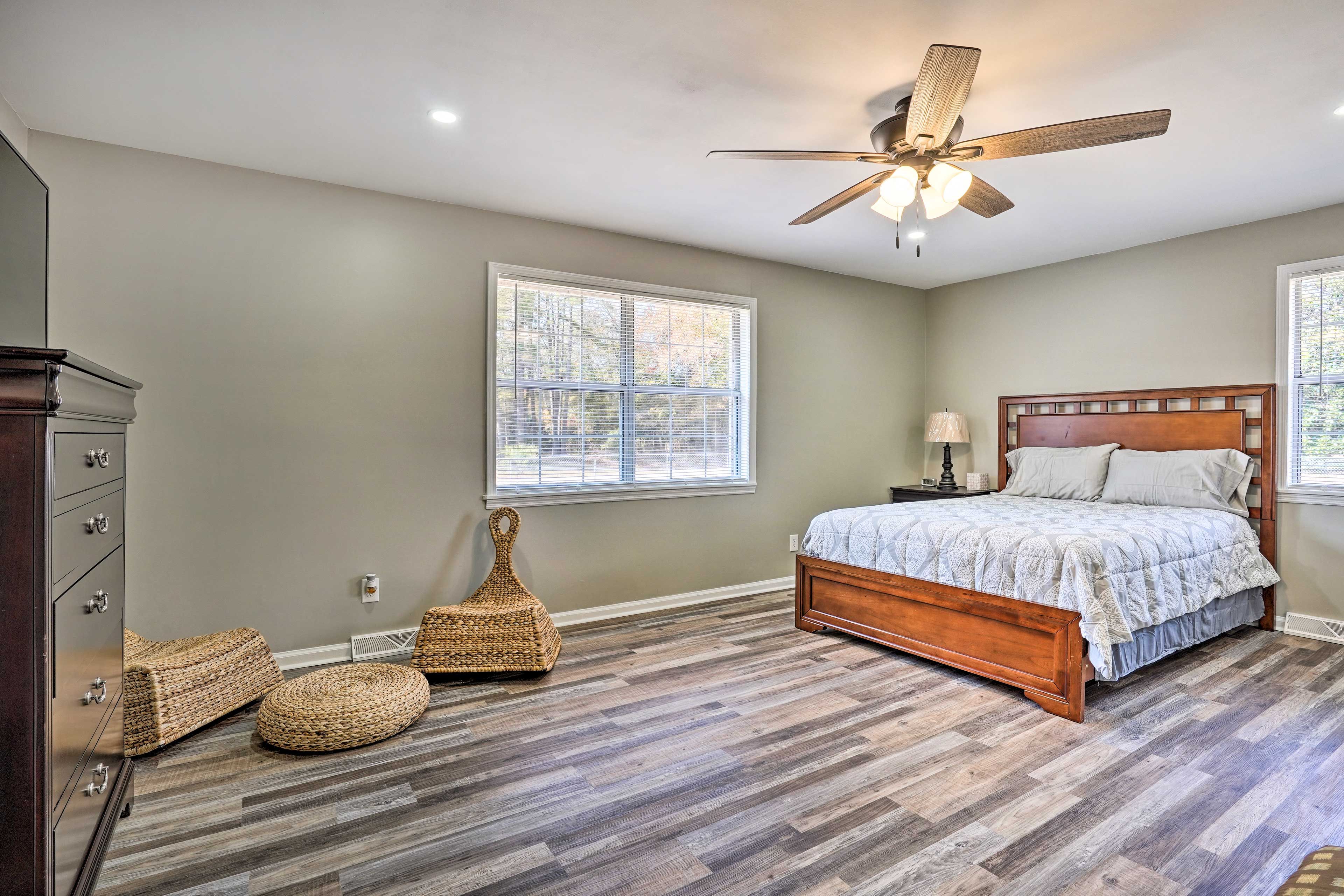 Bedroom 1 | Queen Bed