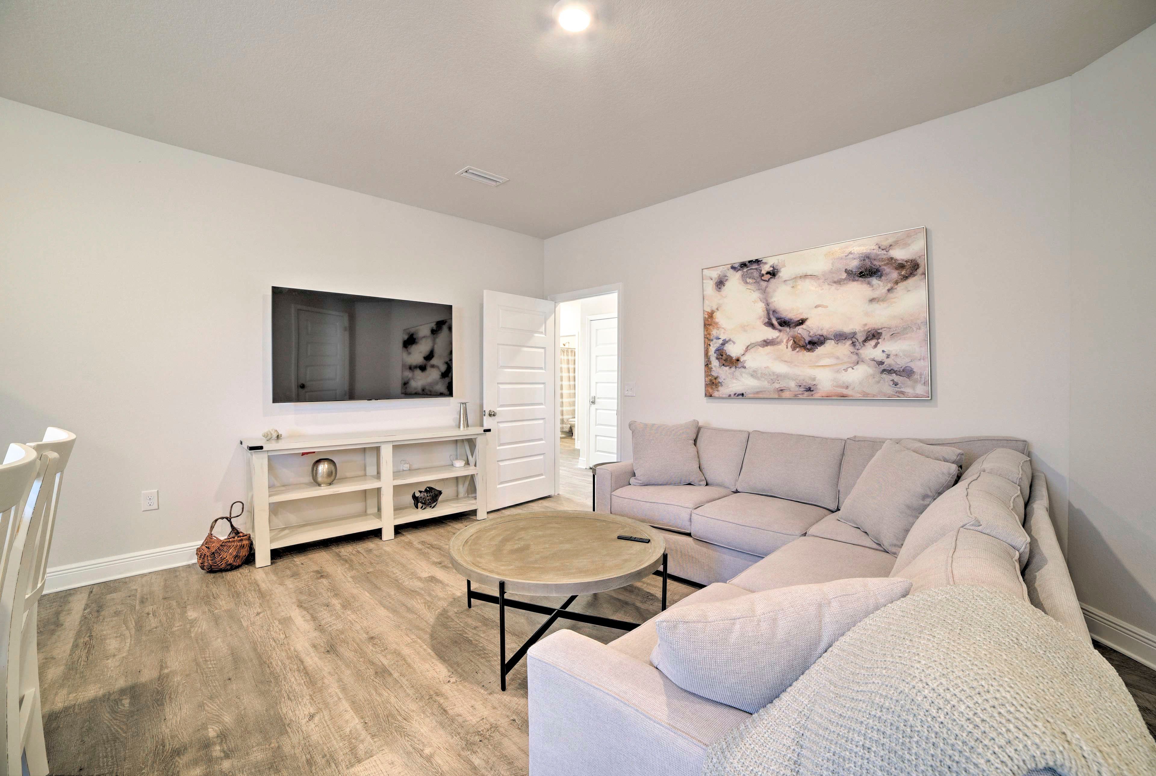 2nd Living Area | Mother-In-Law Suite | Smart TV w/ Netflix & Samsung Channels