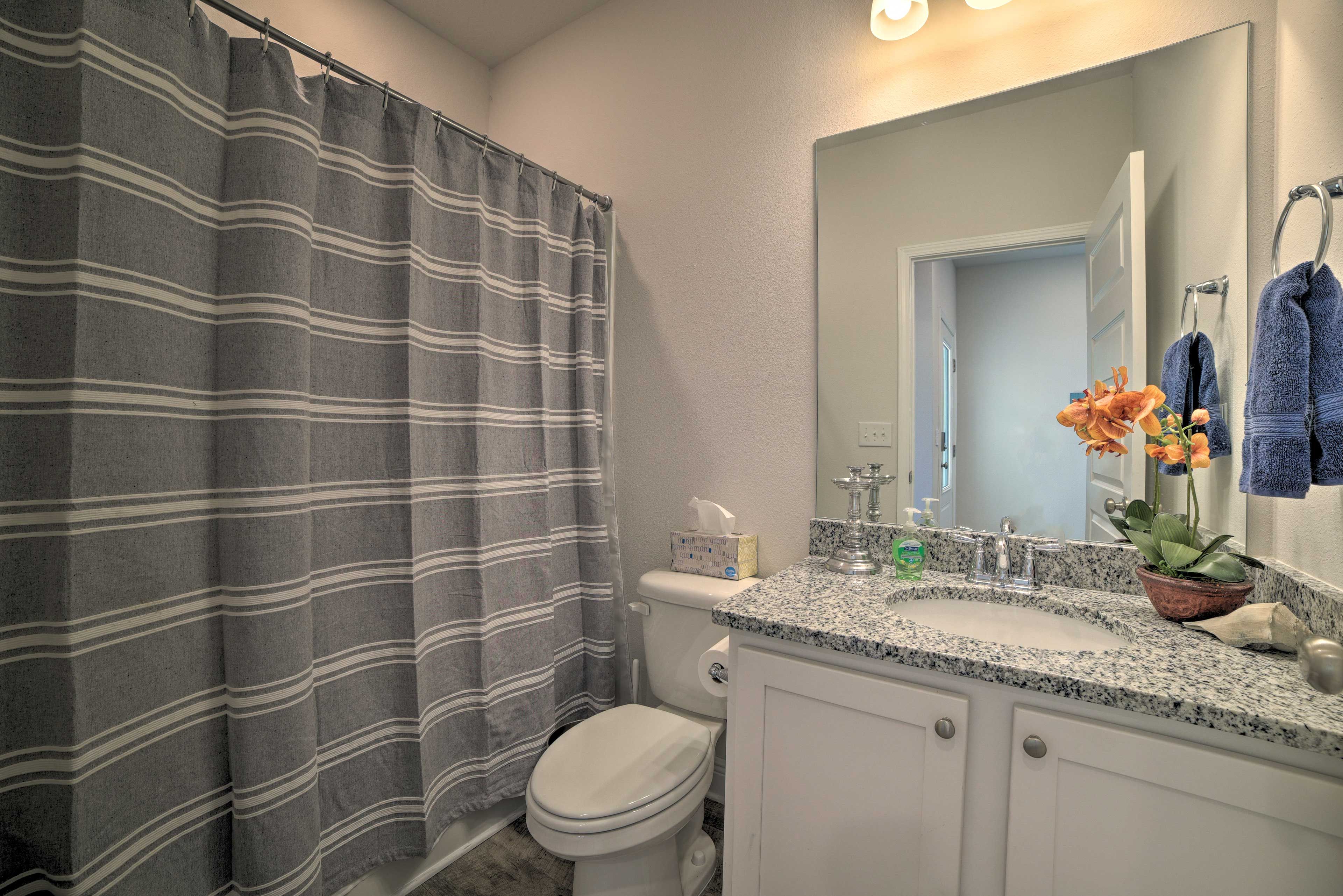 Full Bathroom | Shower/Tub Combo | Complimentary Toiletries | Hair Dryer