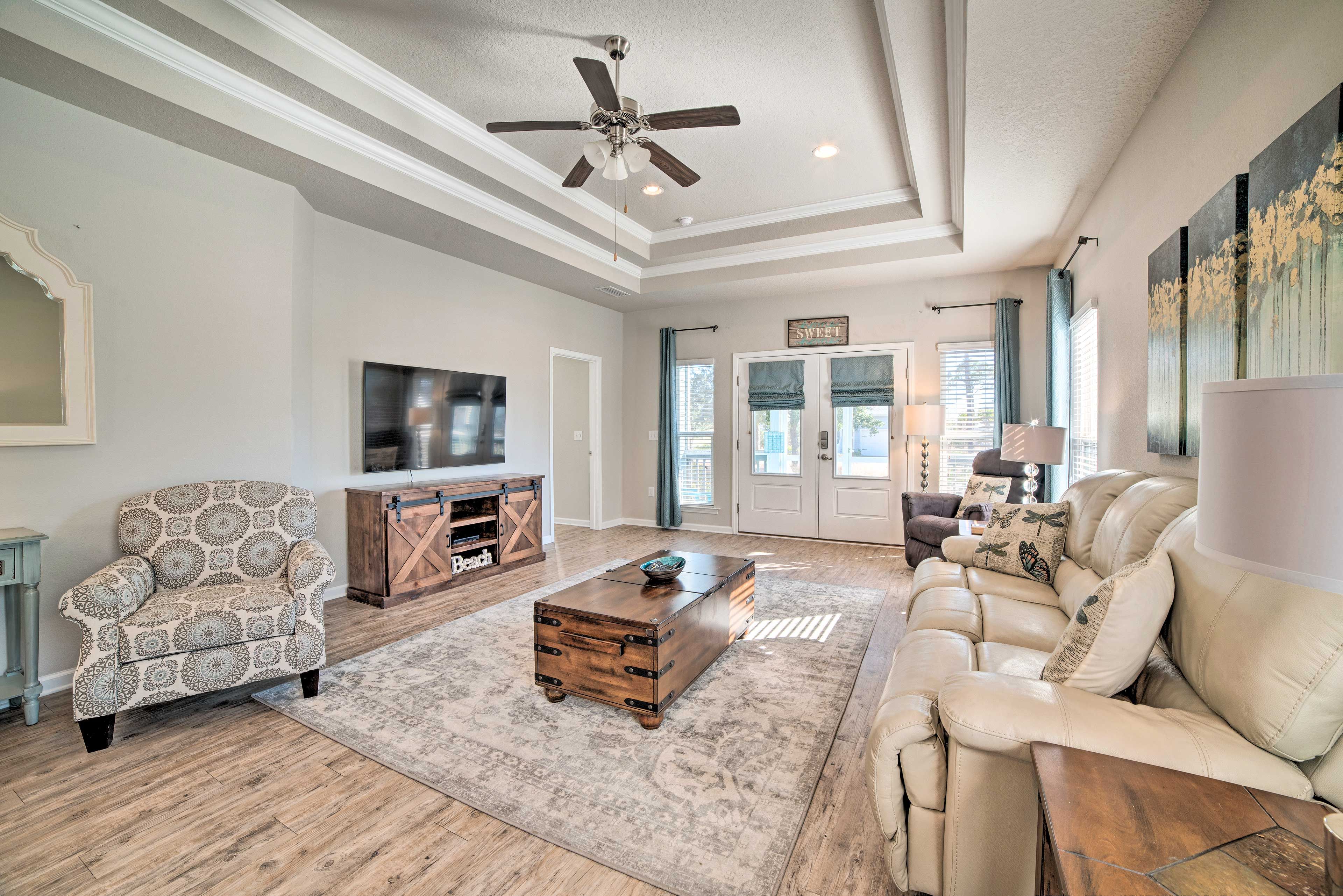 Living Room | Towels & Linens | Garage & Driveway Parking (4 Total Vehicles)