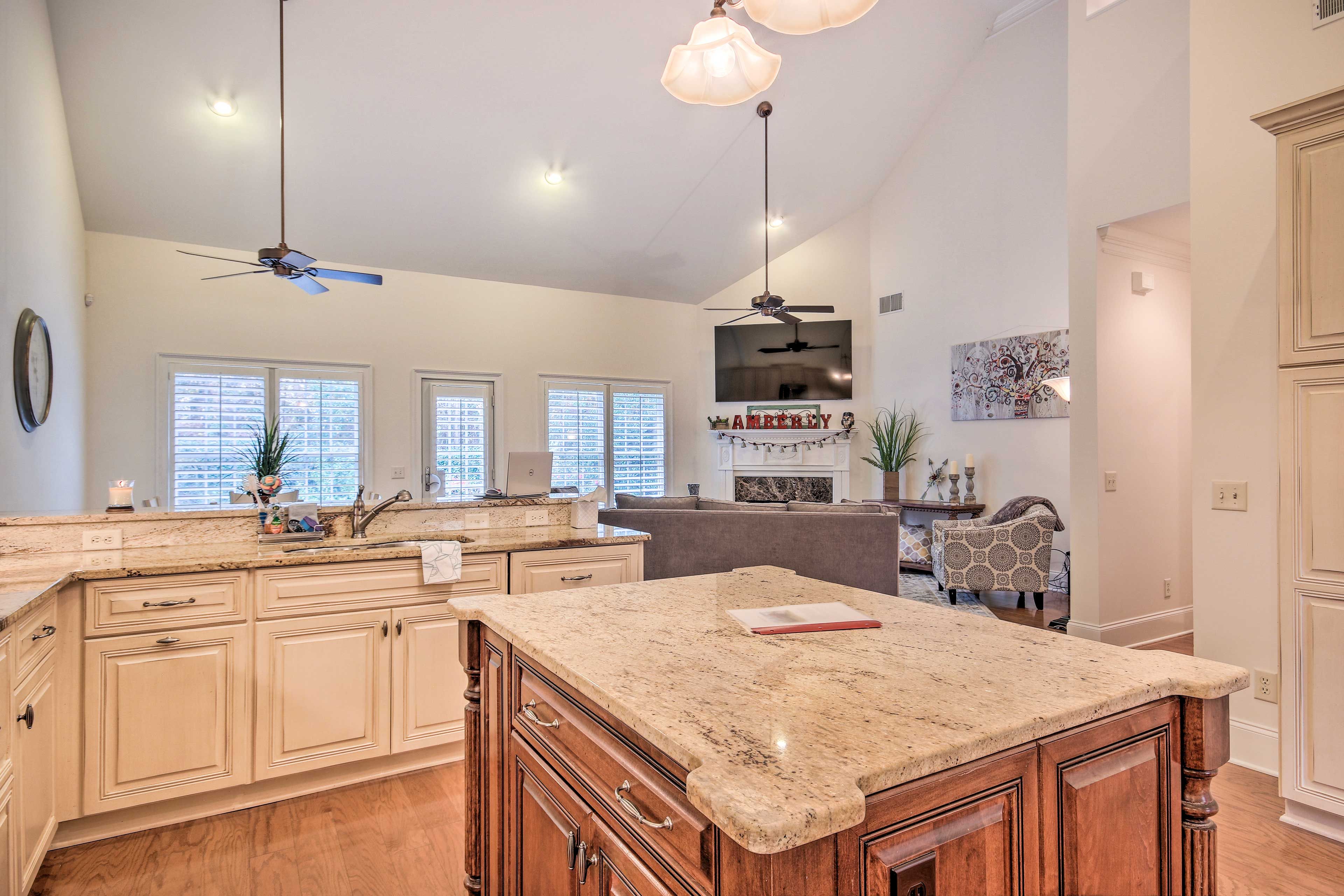 Kitchen | Paper Towels/Trash Bags Provided