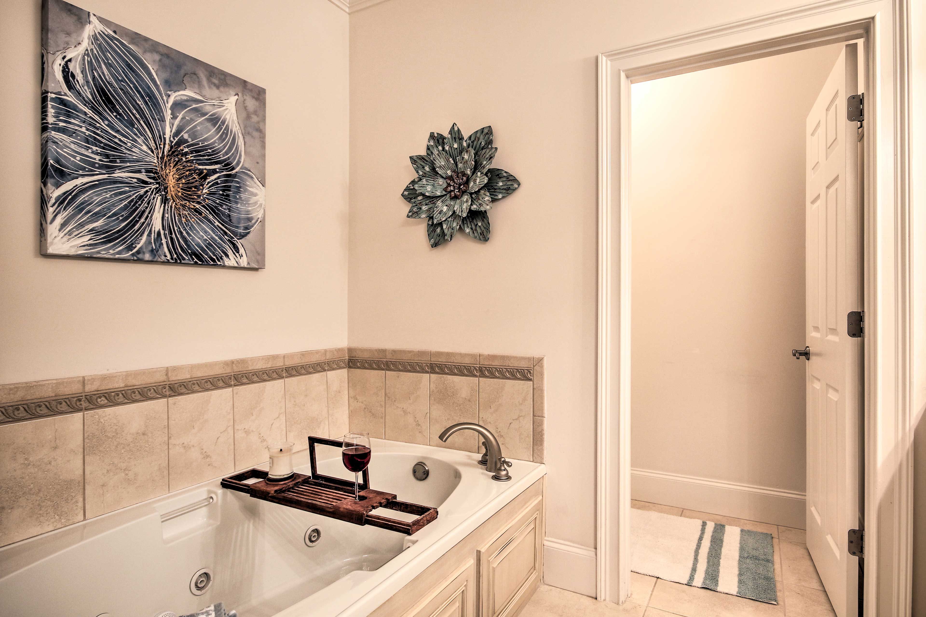En-Suite Bathroom | Jetted Tub | Walk-In Closet