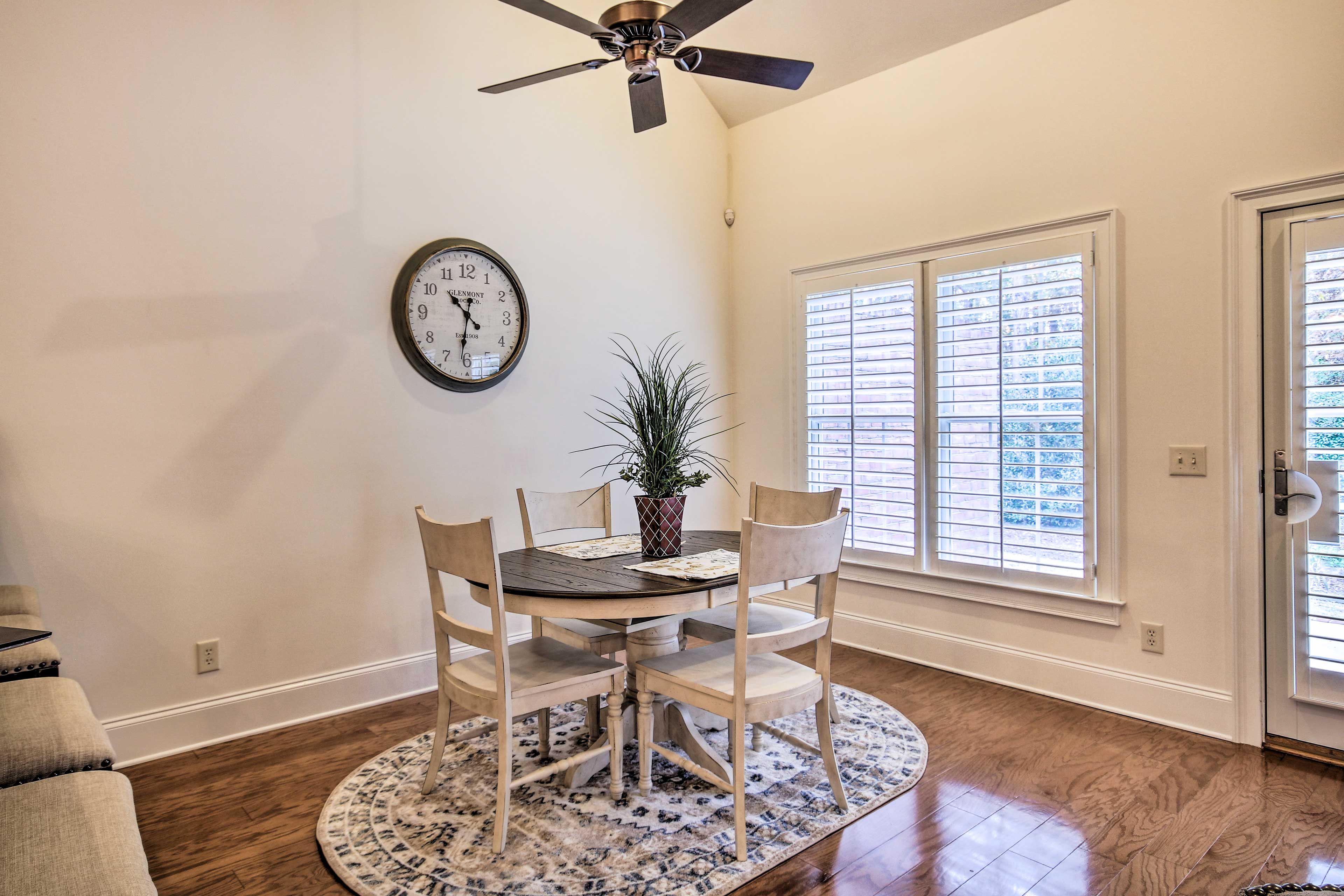 Dining Room | Dishware/Flatware Provided