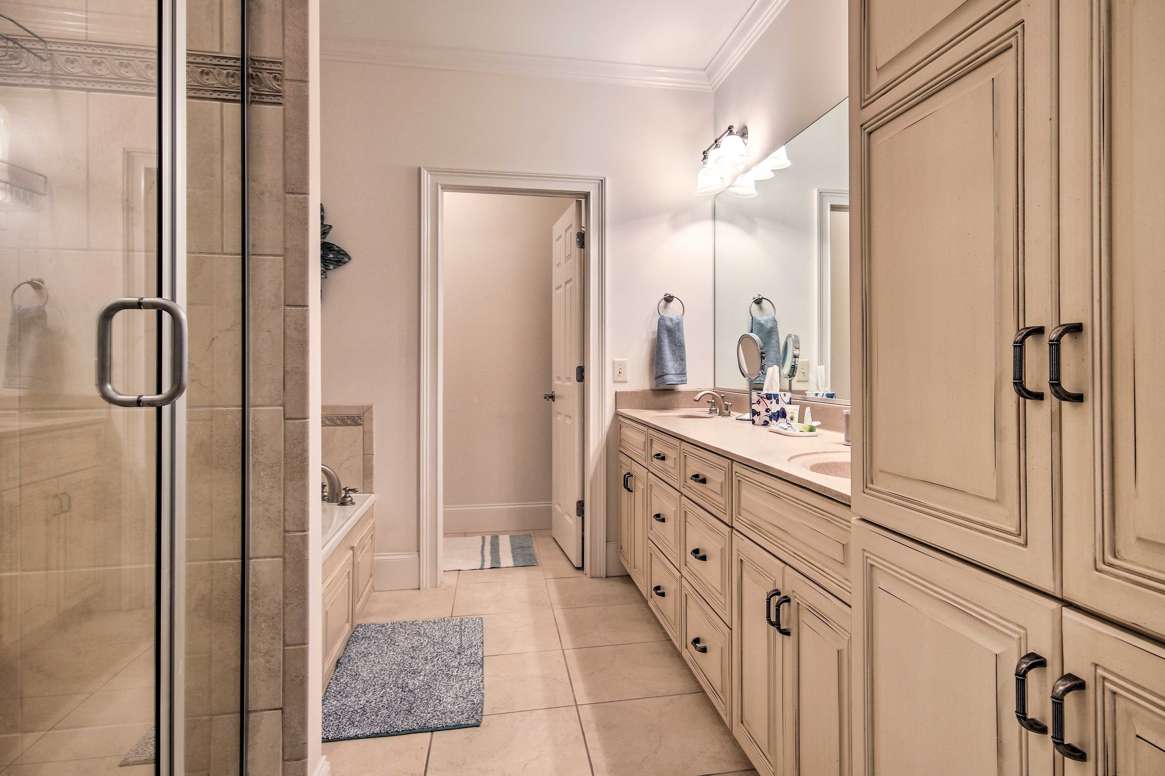 En-Suite Bathroom | Towels Provided | Complimentary Toiletries | Hair Dryer