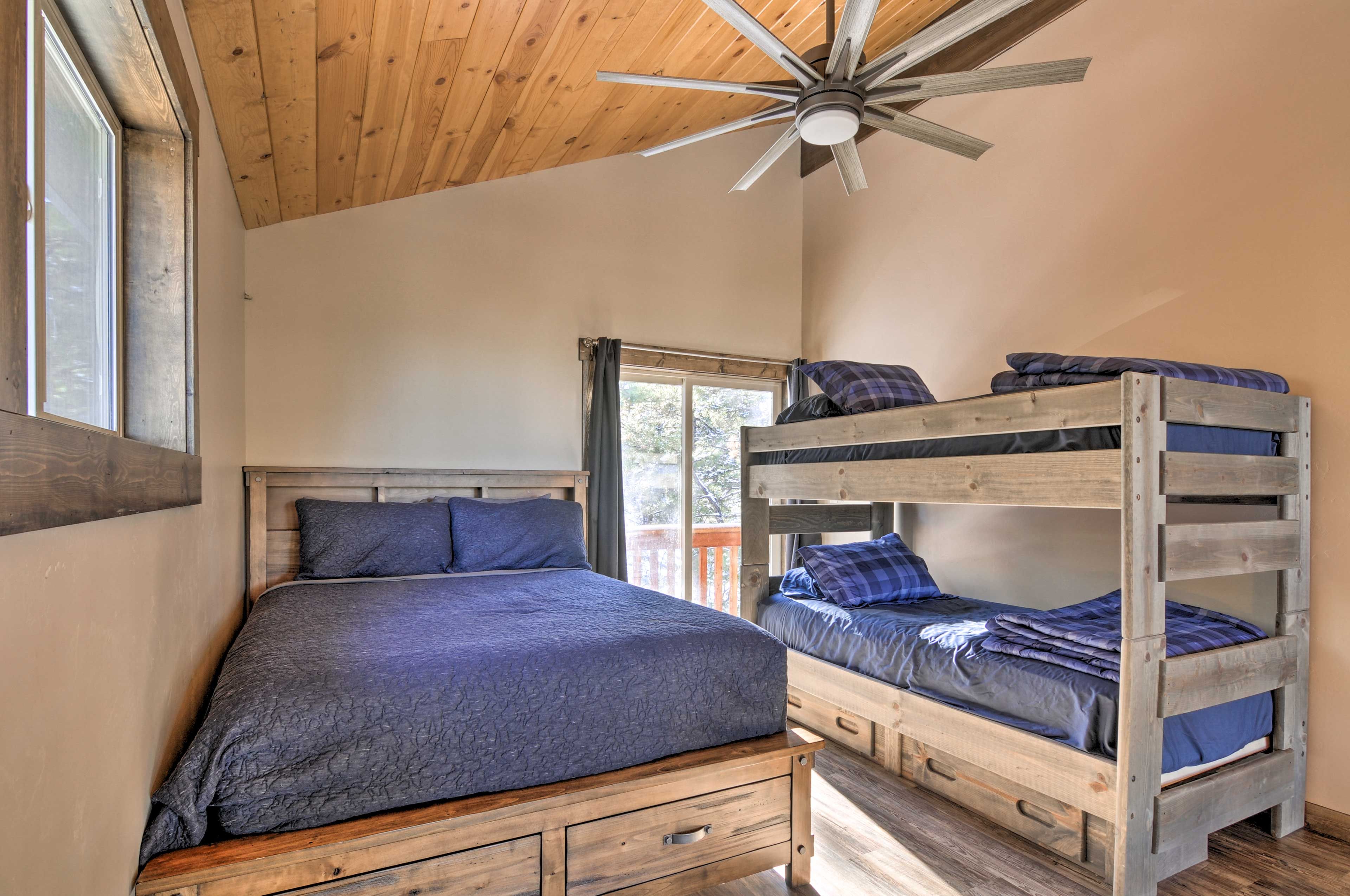 Loft | Queen Bed | Twin Bunk Bed