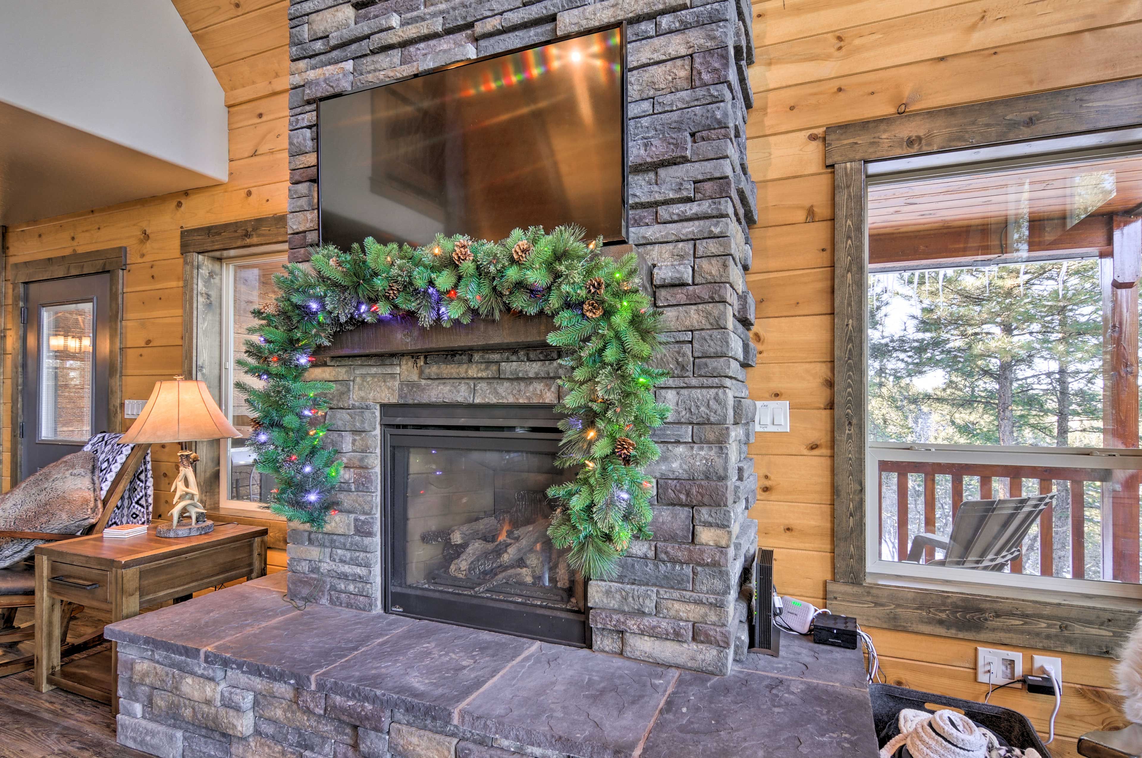 Living Room | Smart TV | Gas Fireplace