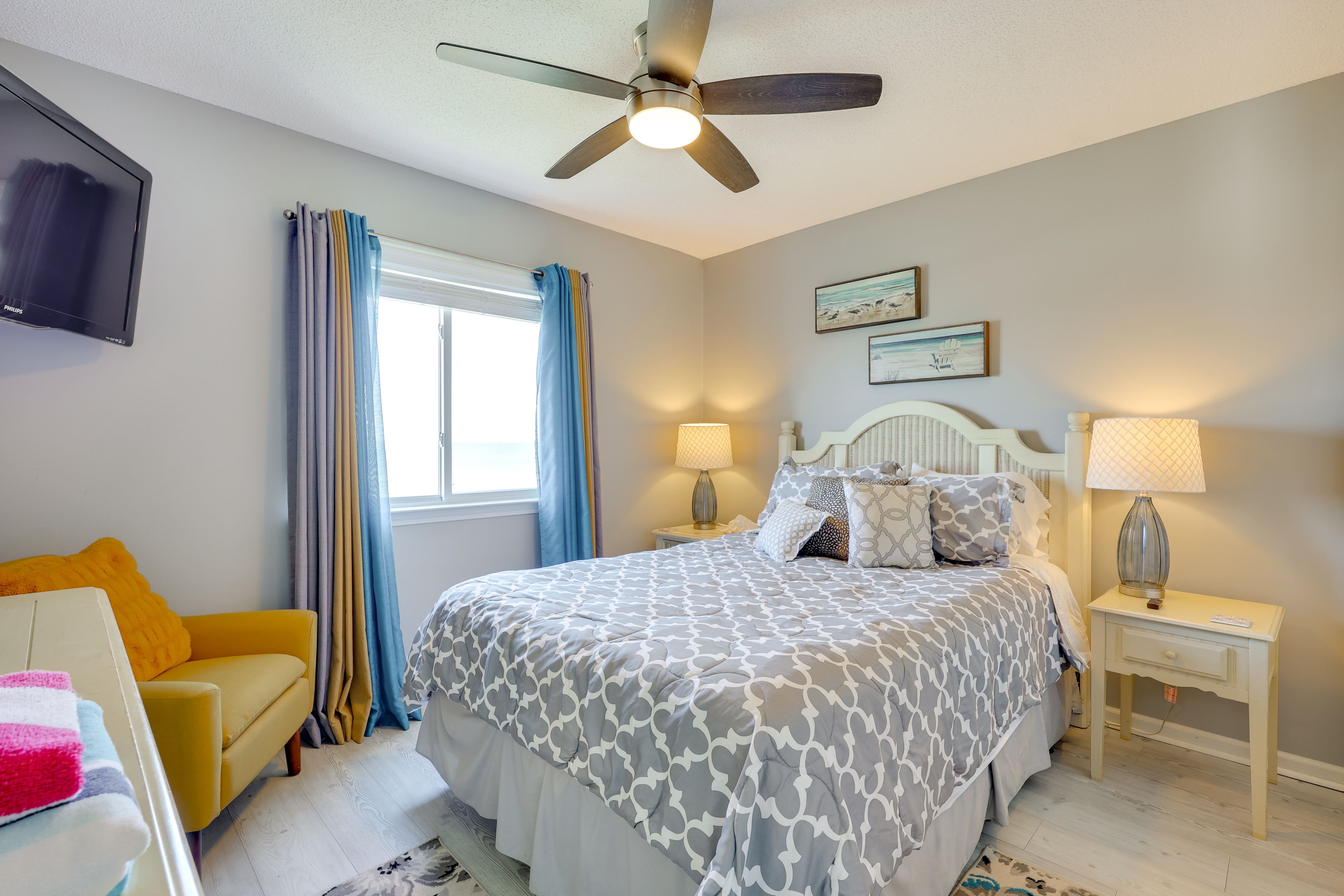 Bedroom 1 | Queen Bed | Smart TV | Linens Provided