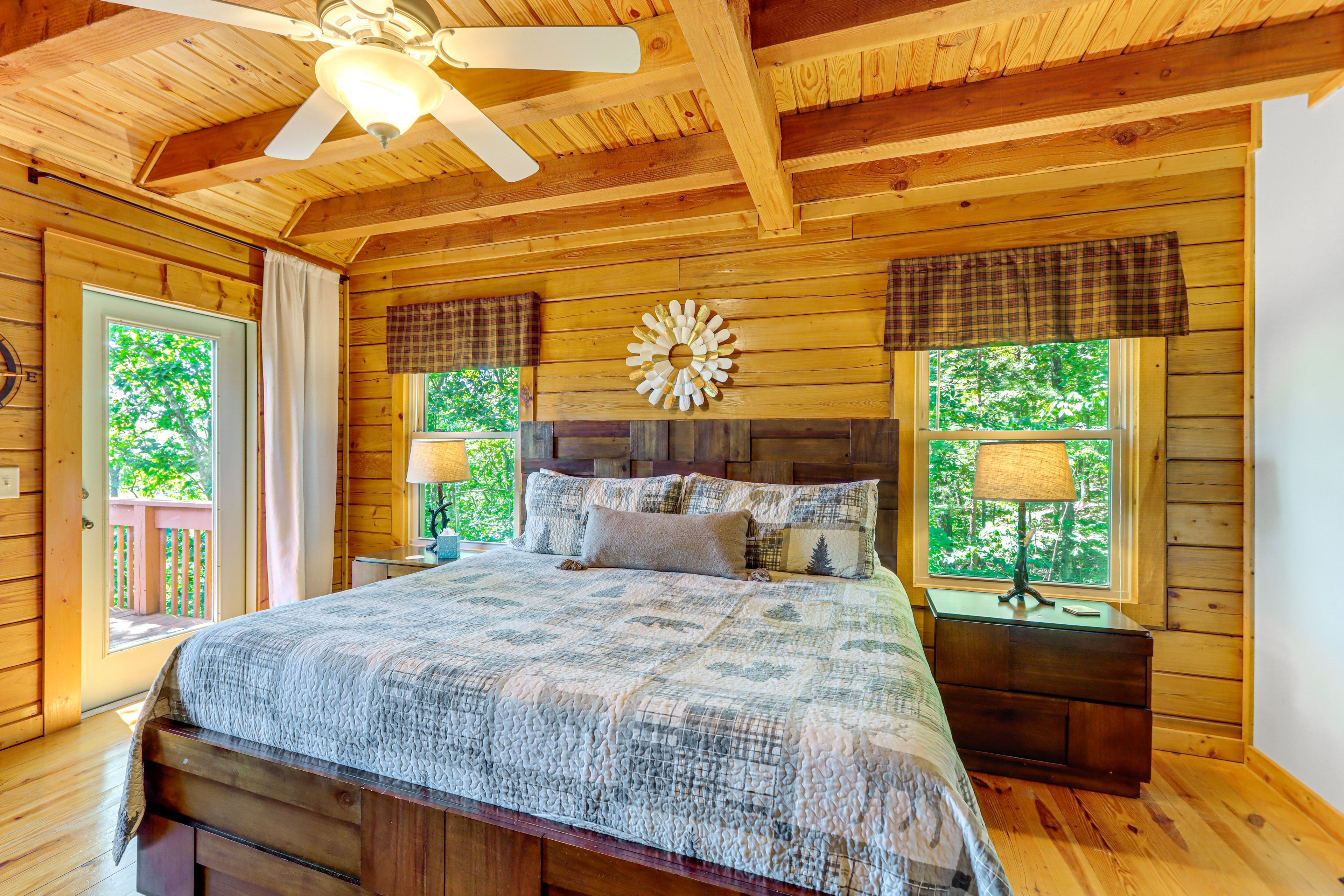 Bedroom 1 | King Bed | 1st Floor