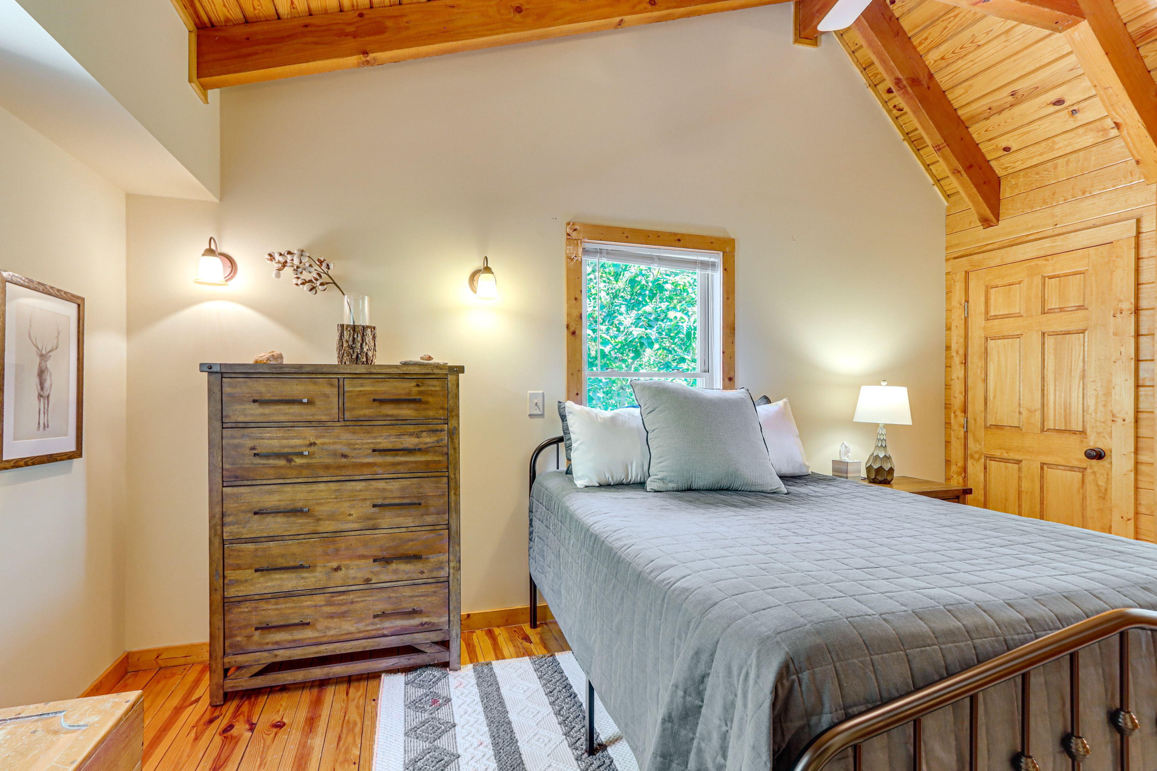 Bedroom 3 | Queen Bed