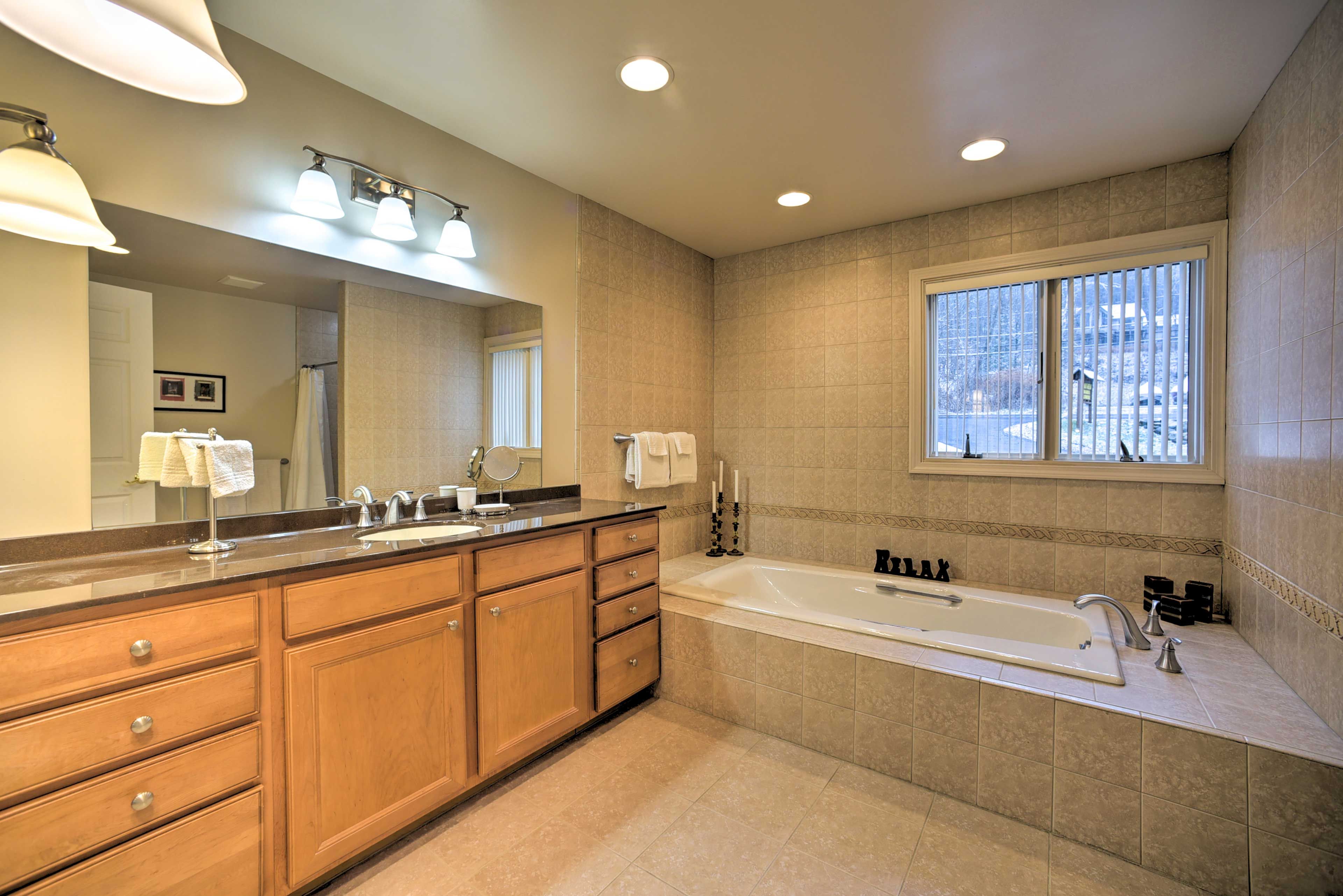 En-Suite Bathroom | Linens/Towels Provided