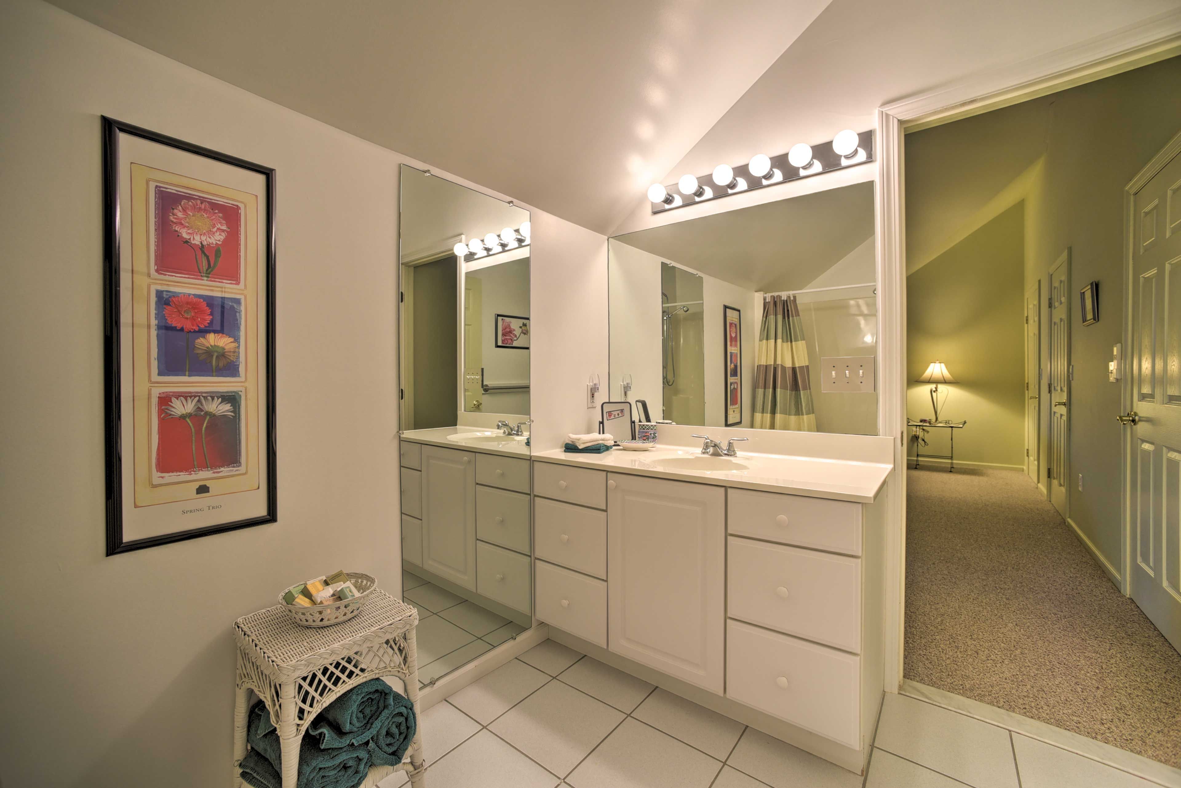 En-Suite Bathroom | Linens/Towels Provided