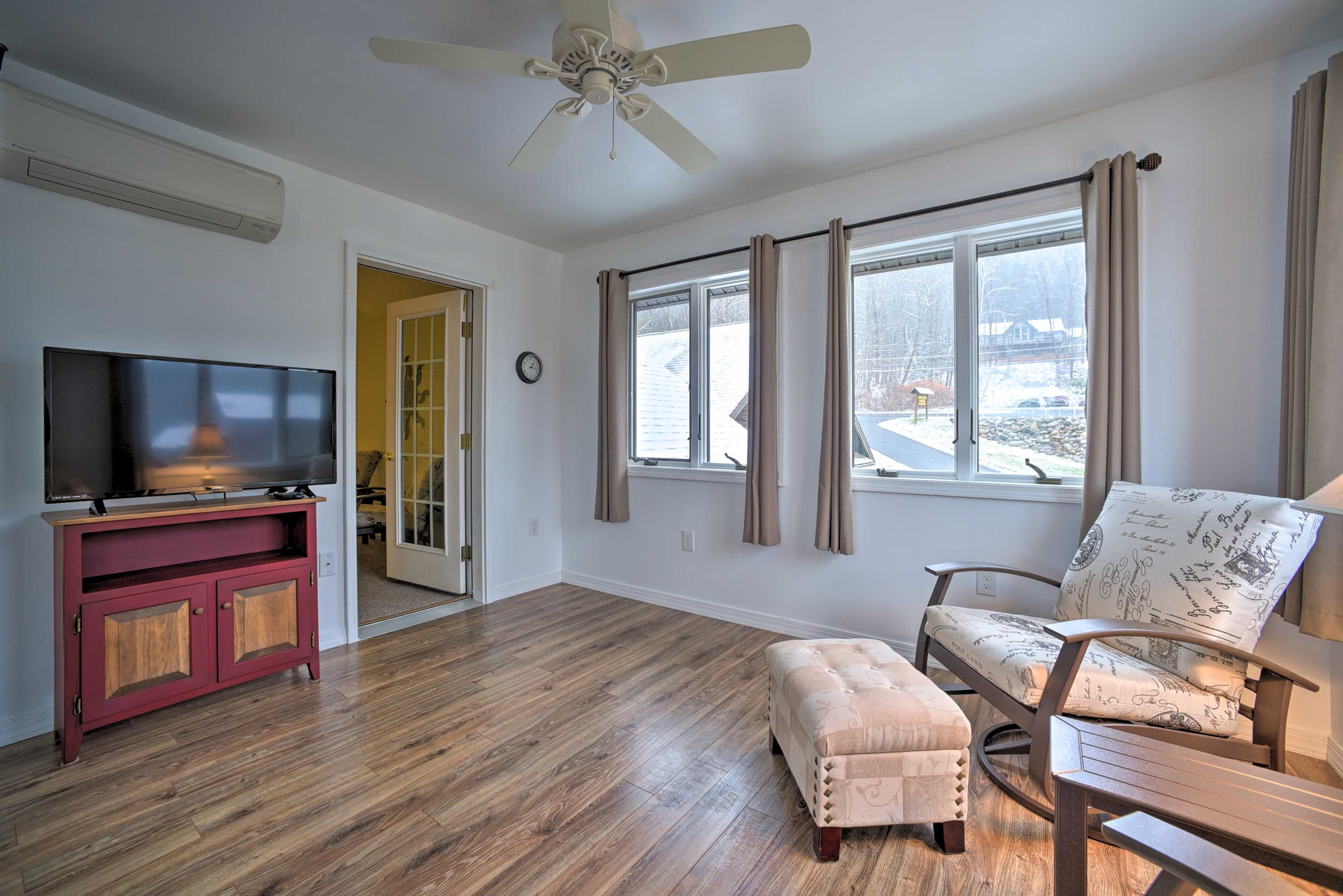 Additional Living Area | Flat-Screen TV