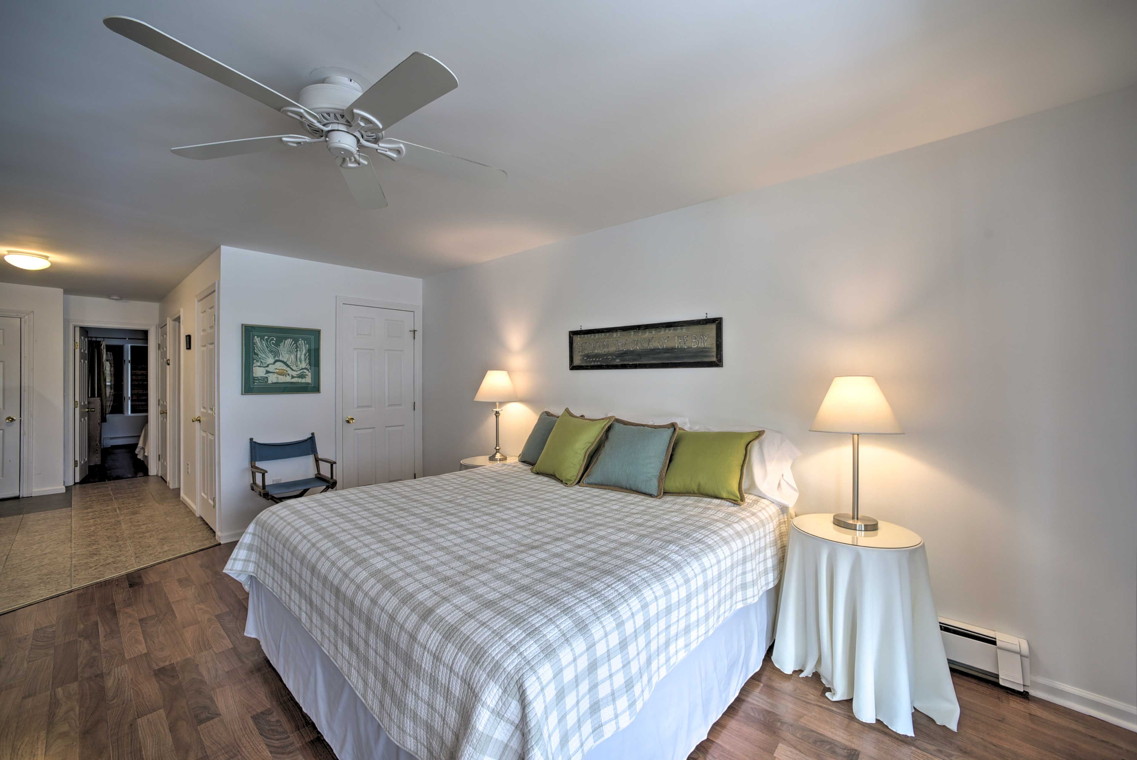 Living Area | King Bed