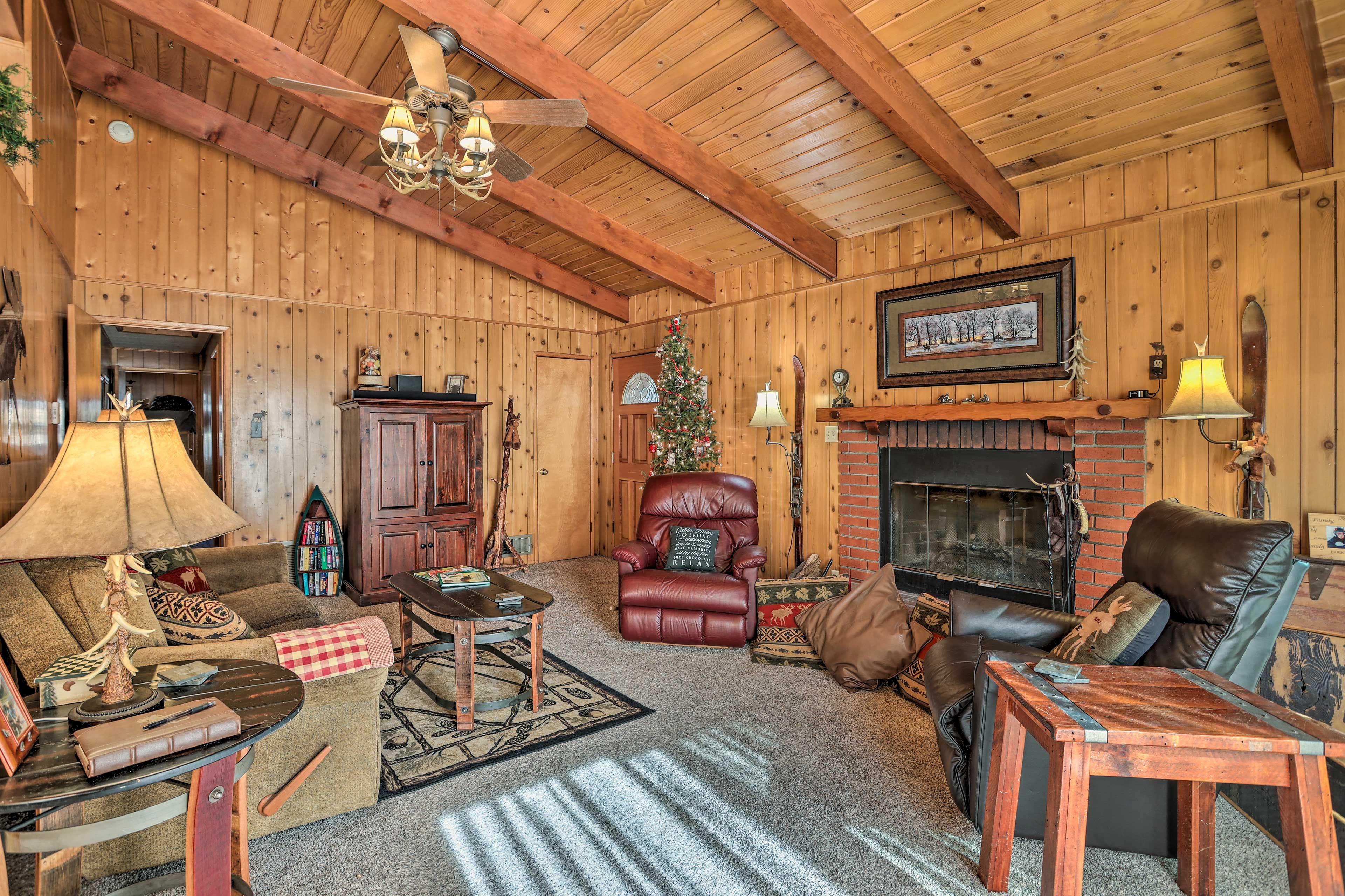 Living Room | Smart TV | Wood-Burning Fireplace