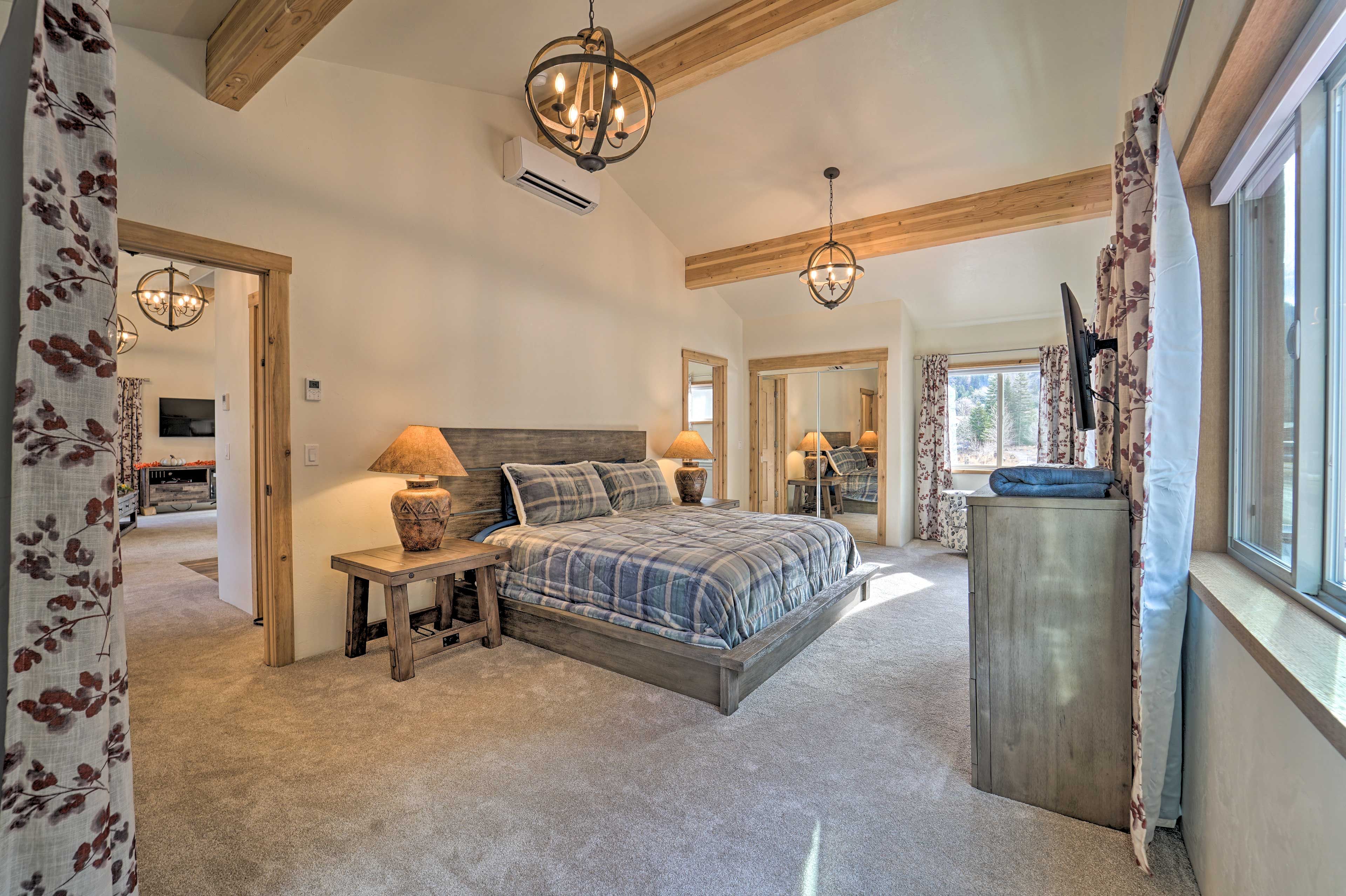 Bedroom 1 | King Bed | Main Floor