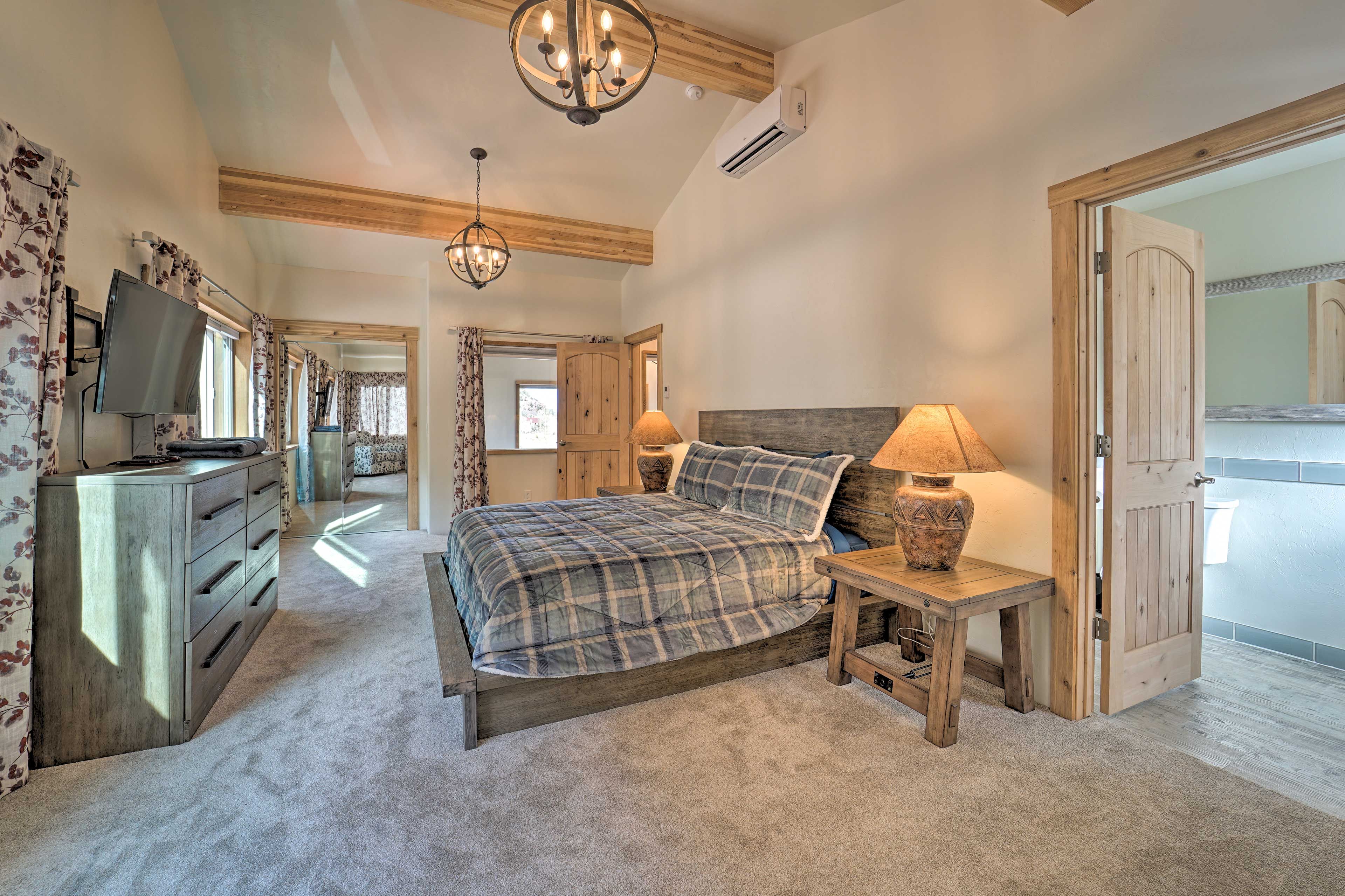Bedroom 1 | Cable TV | En-Suite Bathroom