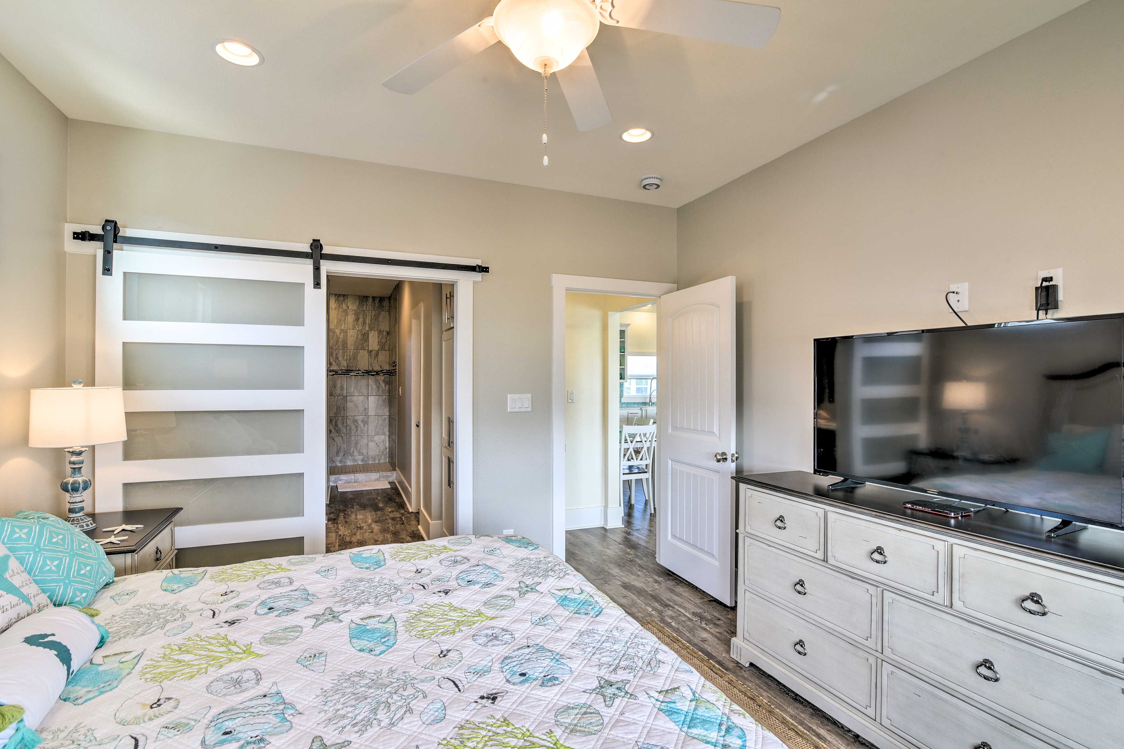 Bedroom 1 | Smart TV w/ Cable