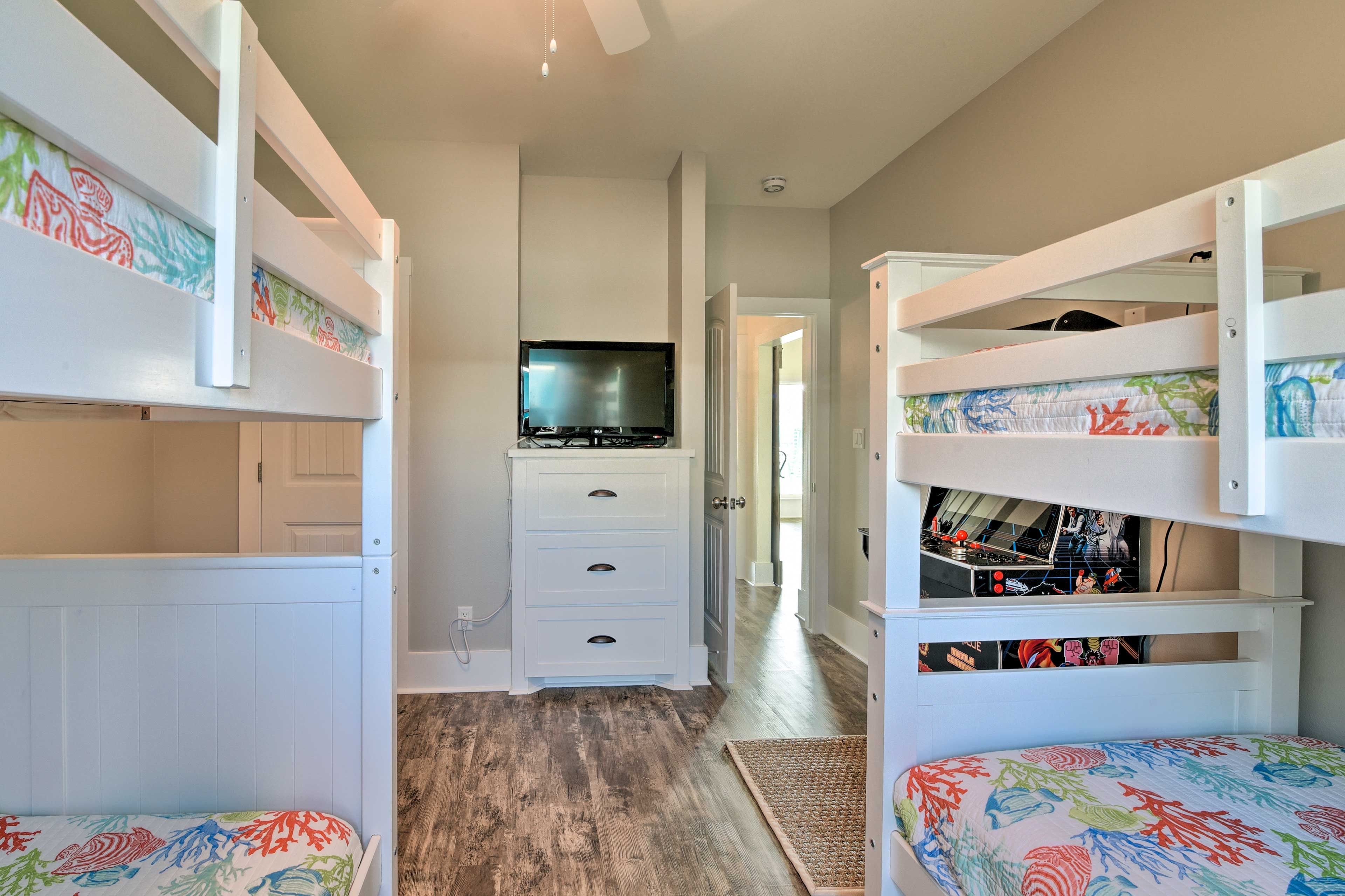 Bedroom 3 | Smart TV w/ Cable