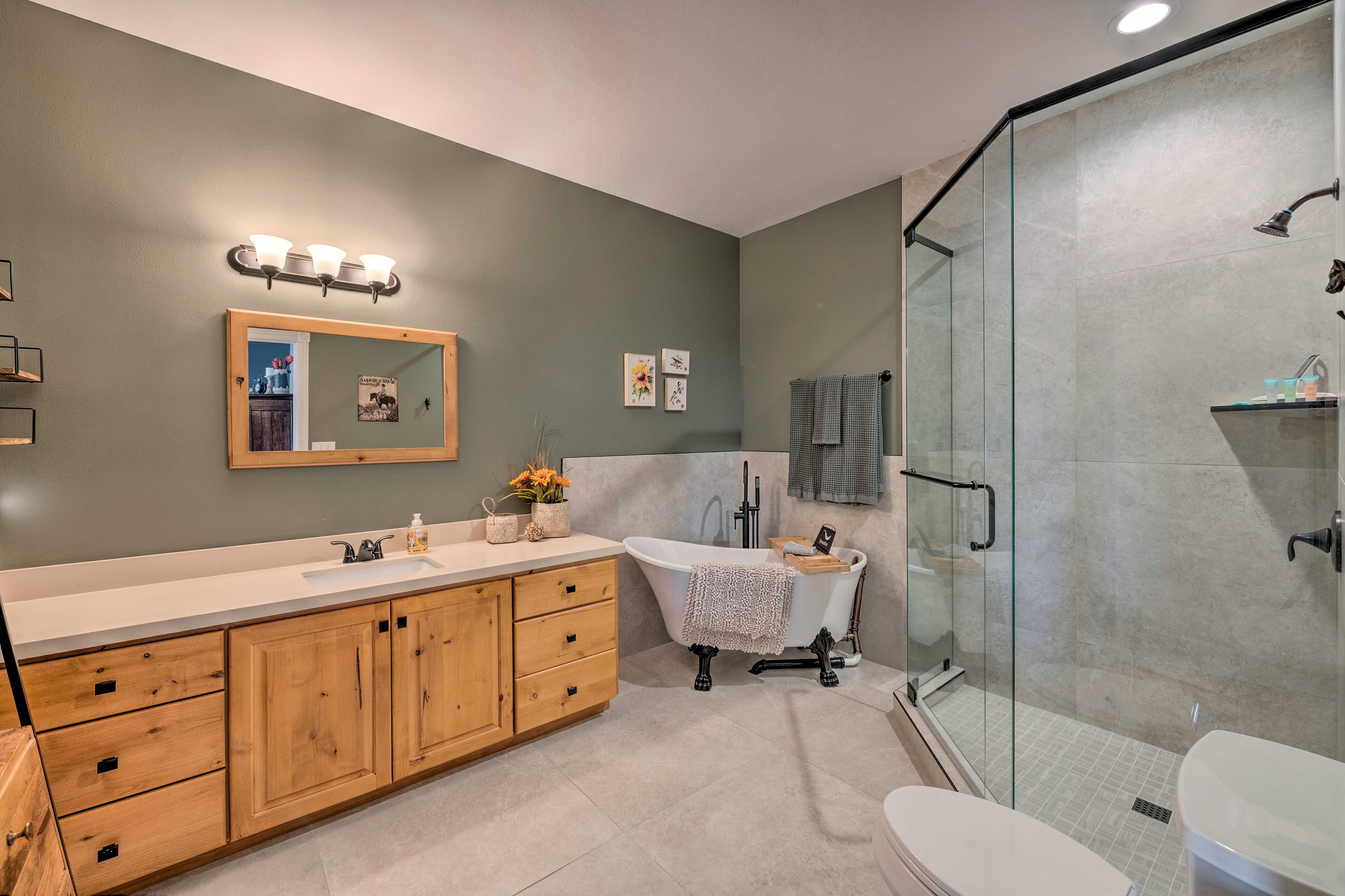 Full Bathroom | Towels Provided