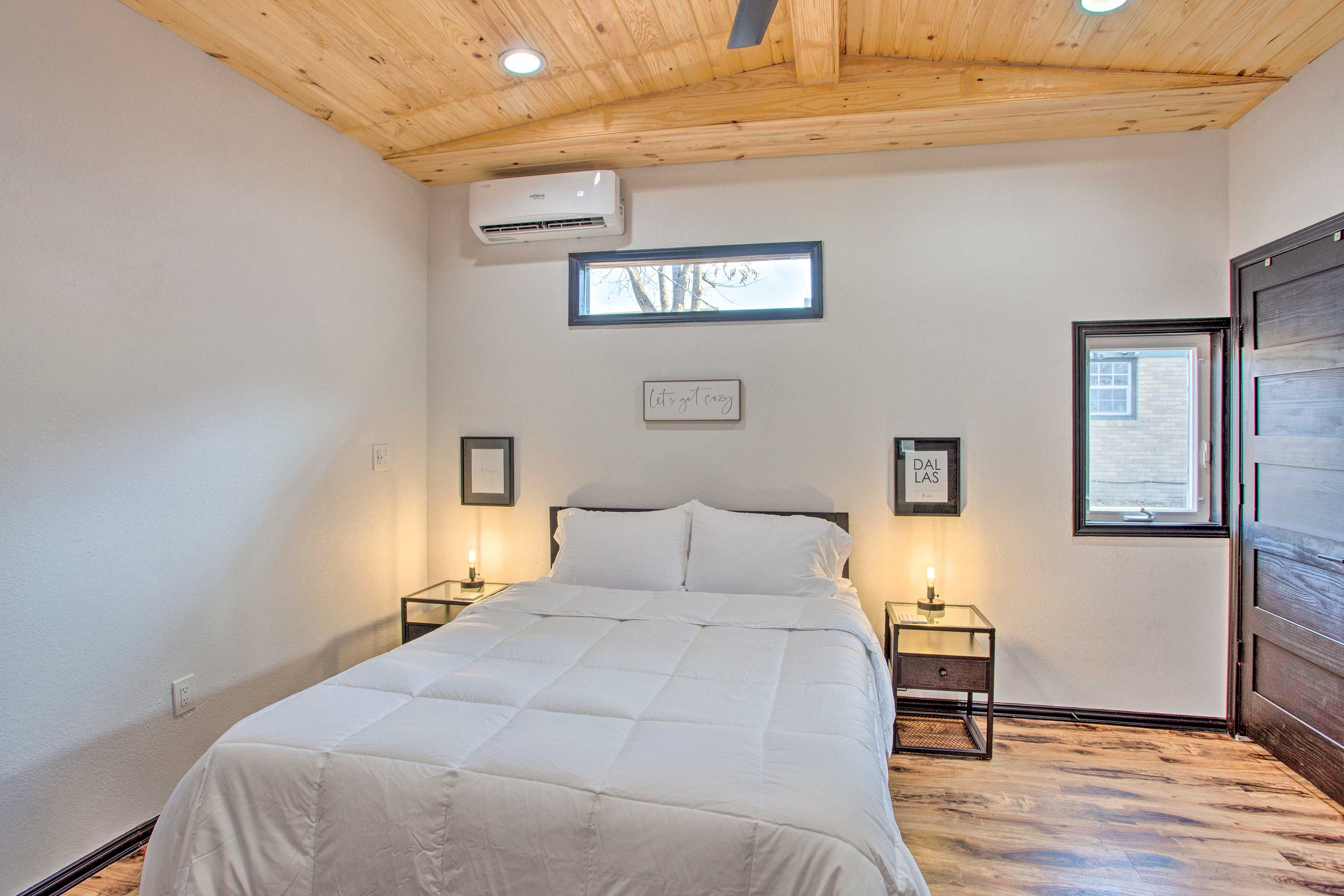Studio | Queen Bed | Linens Provided
