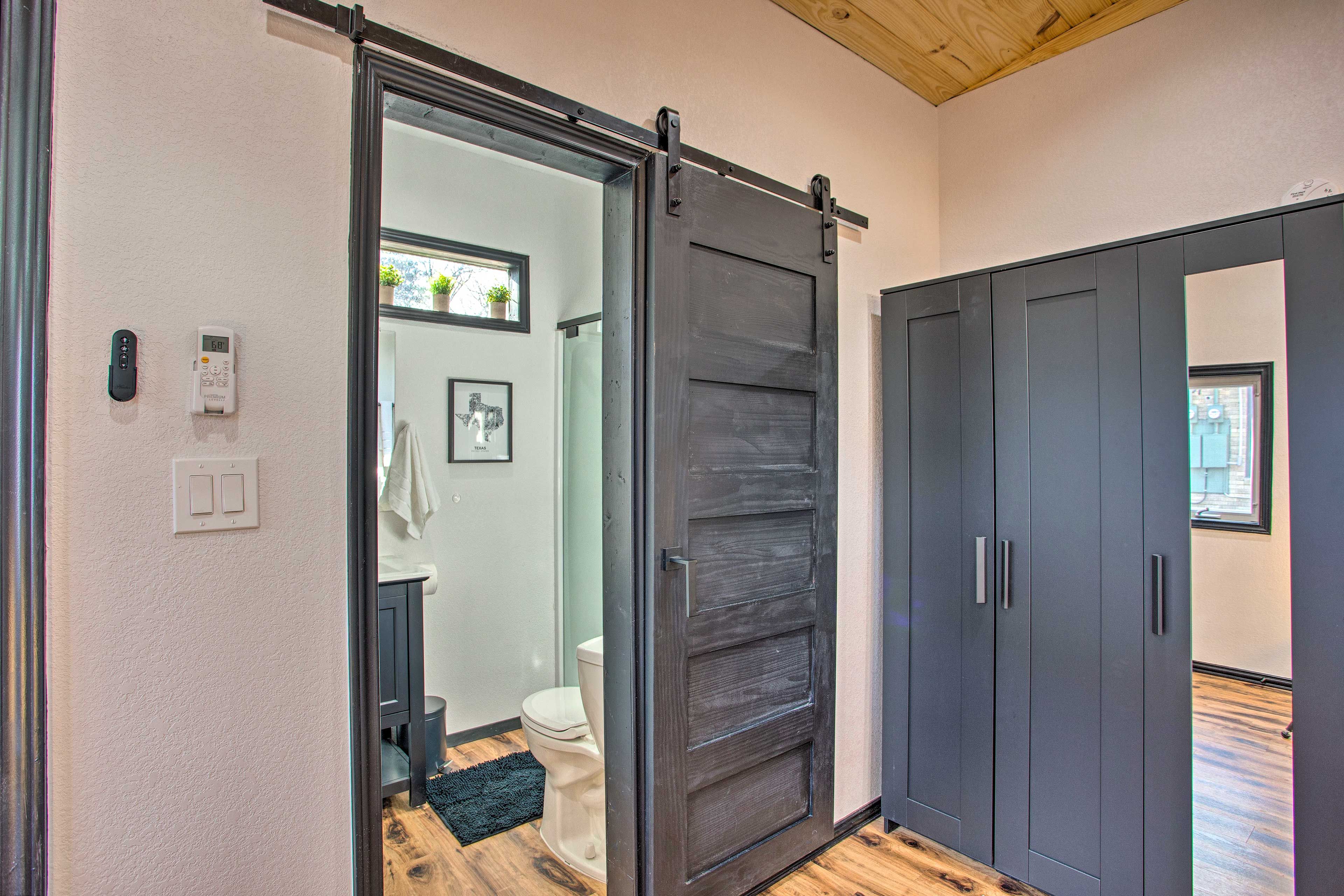 Full Bathroom | Towels Provided | Complimentary Toiletries