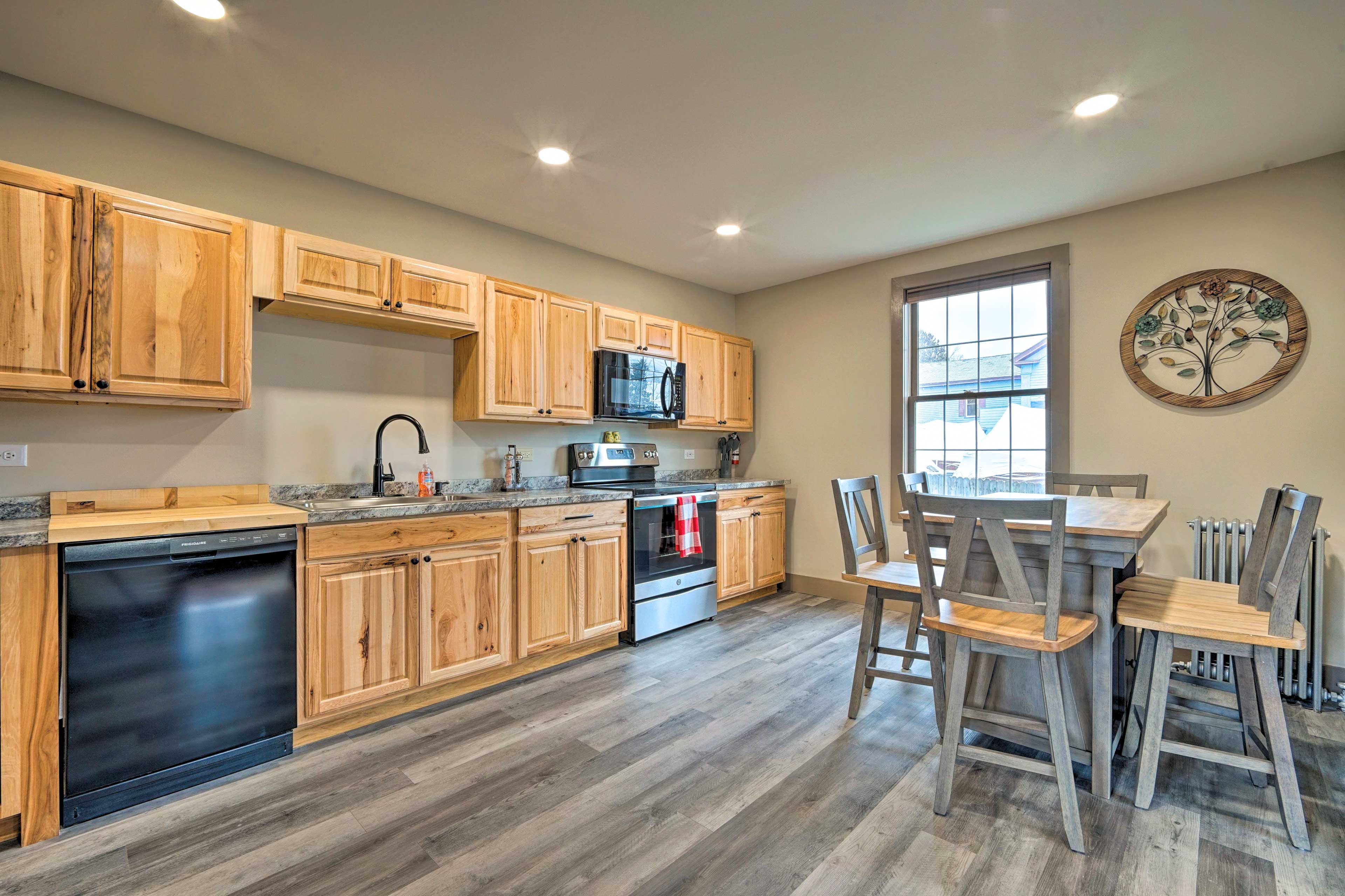 Dining | Dishware & Flatware Provided