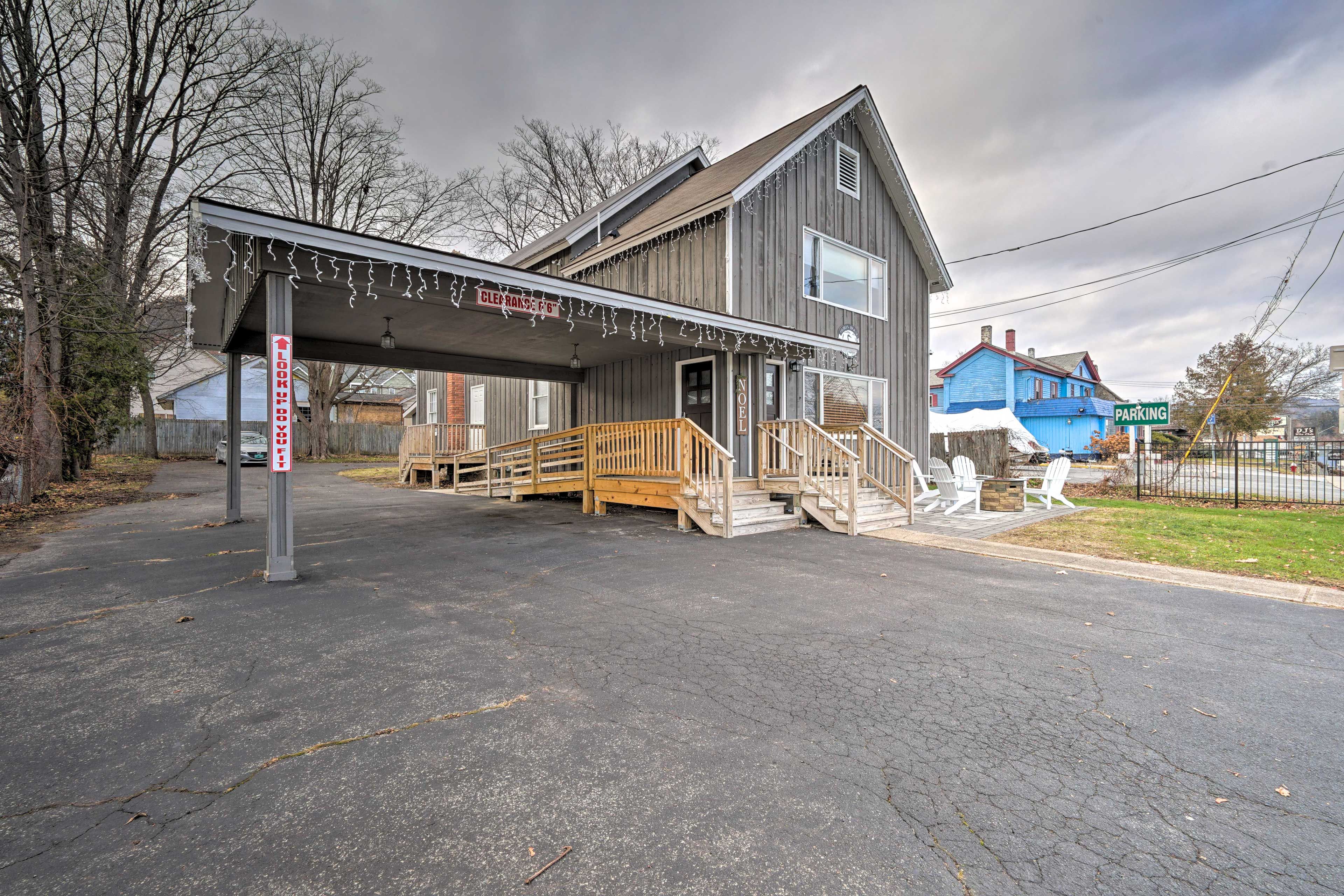 Parking | Driveway (5 Vehicles) | Trailer Parking Allowed On-Site