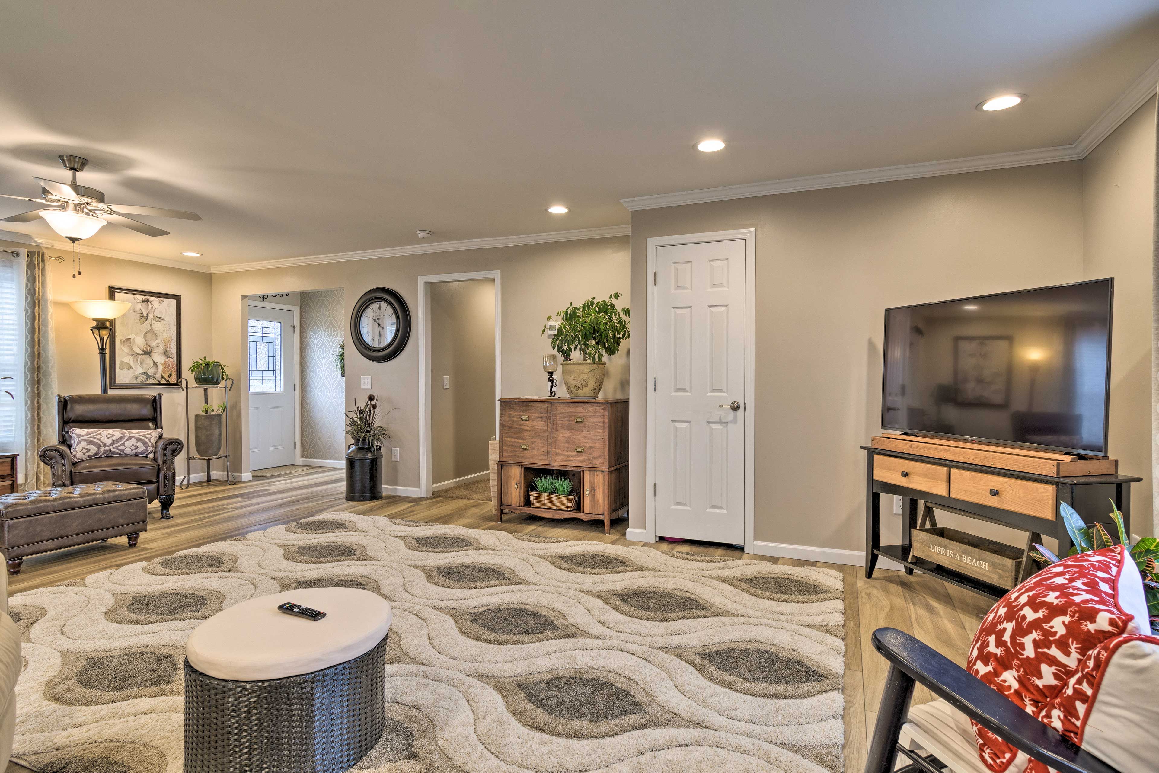 Living Room | 2nd Entrance
