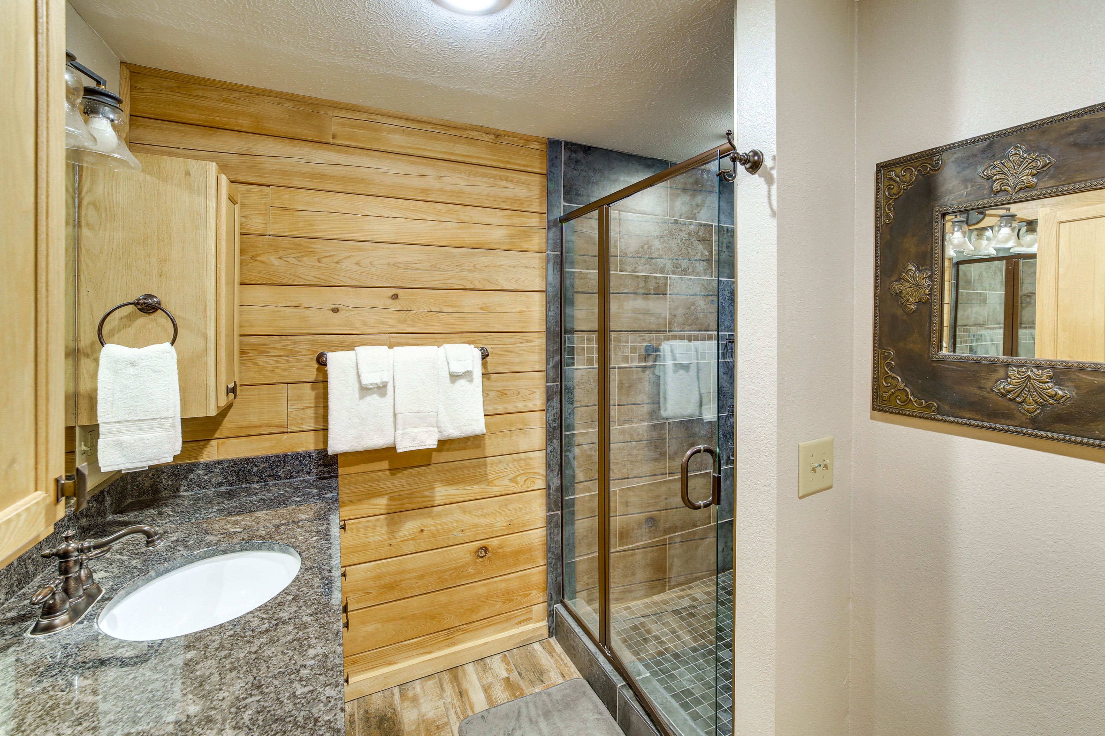 En-Suite Bathroom | Towels Provided | Complimentary Toiletries