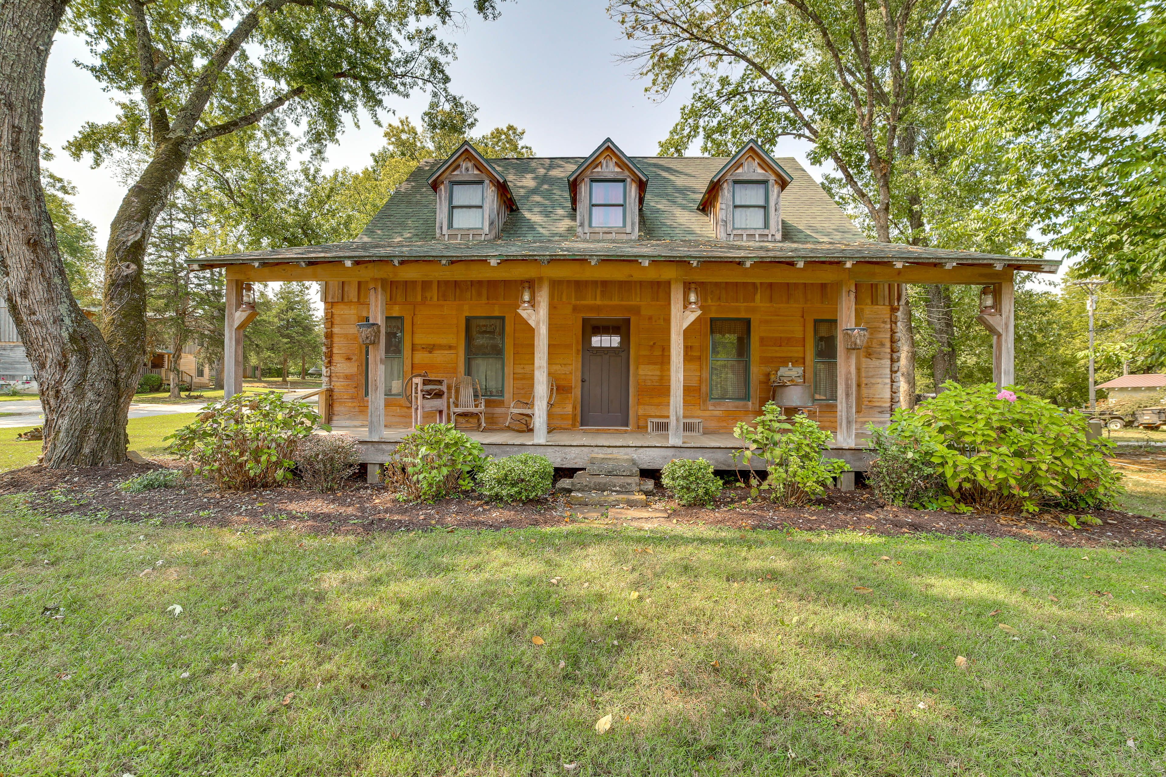 Parking | Driveway (2 Vehicles) | Trailer/Boat Parking Available