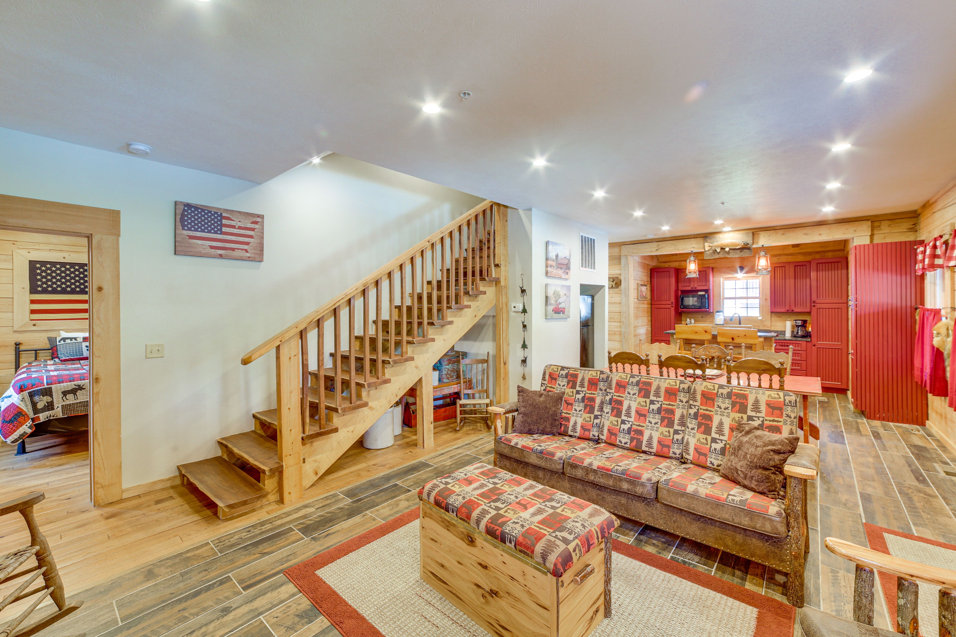 Living Room | Flat-Screen TV w/ Cable