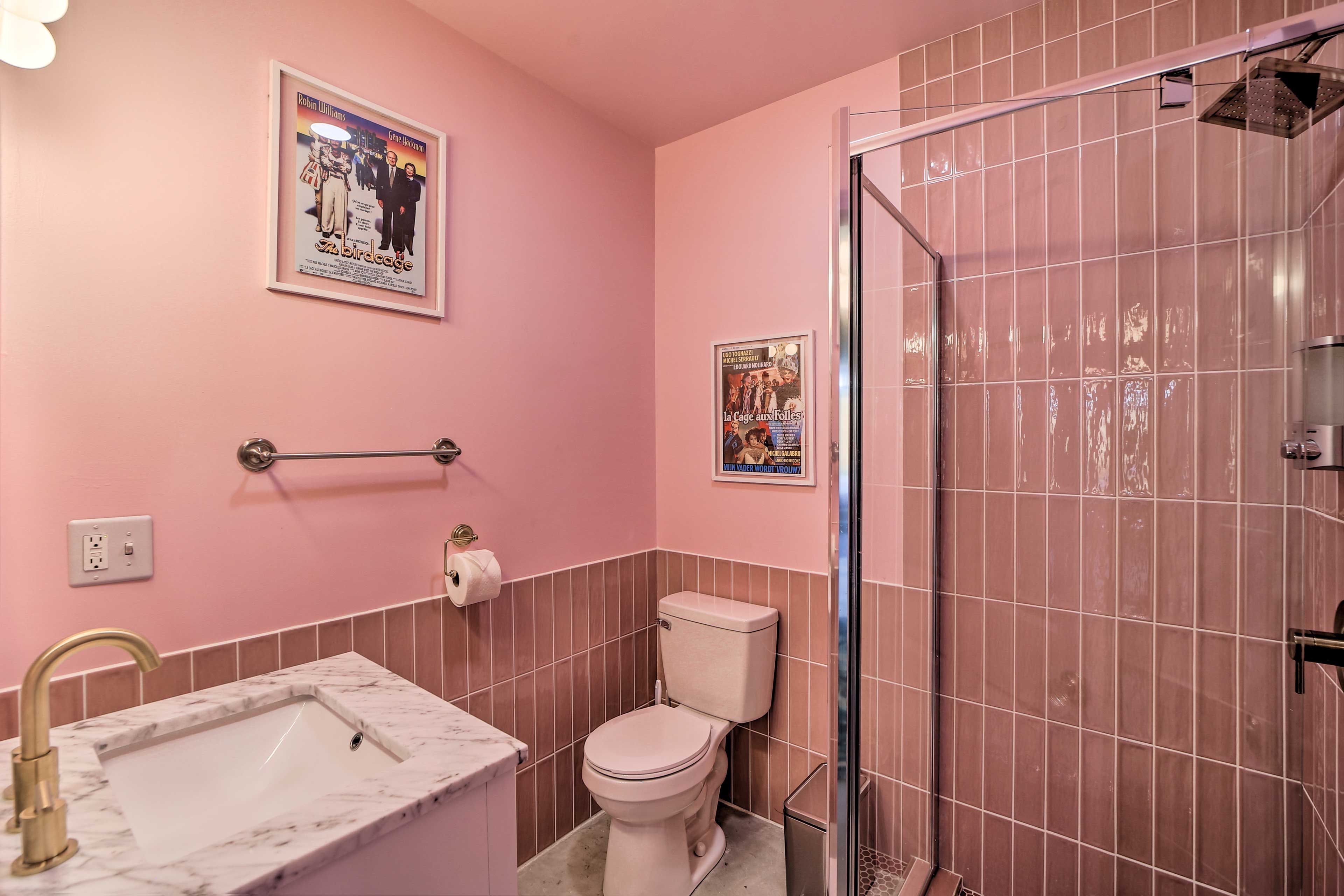 Full Bathroom | Complimentary Toiletries Provided