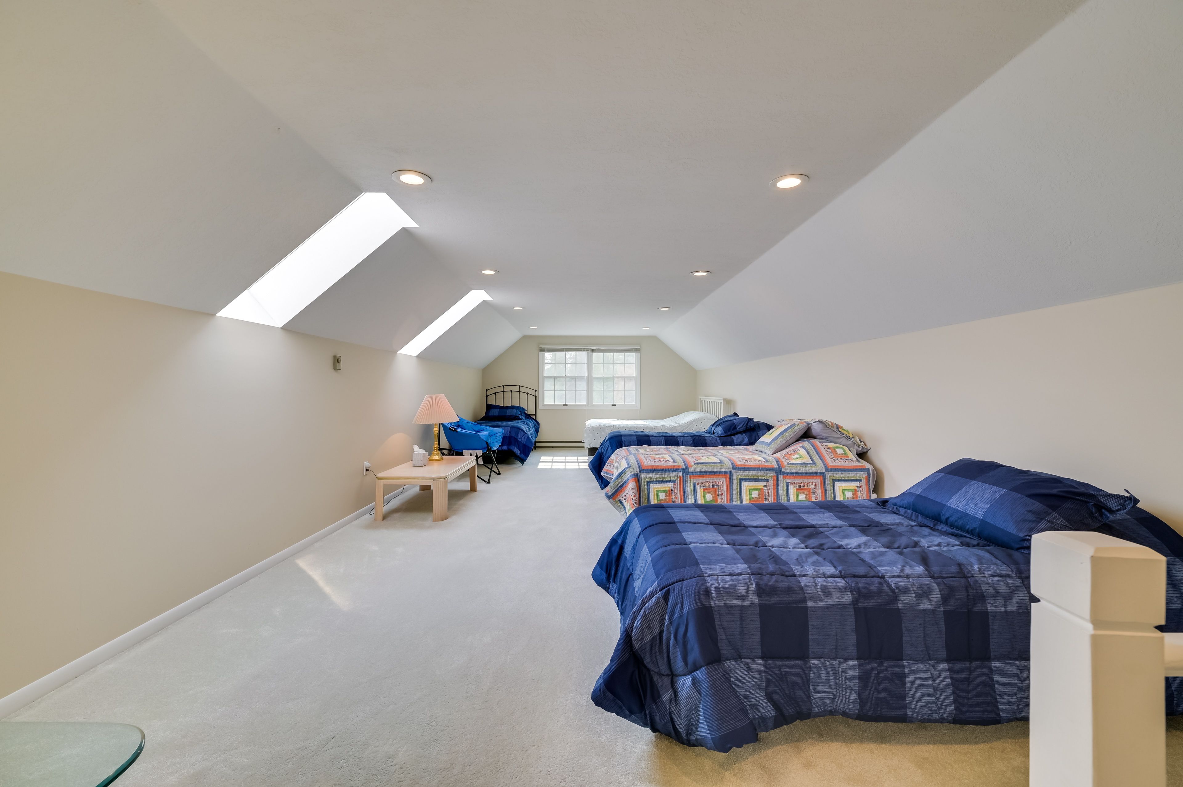 Loft | Queen Bed | 4 Twin Beds