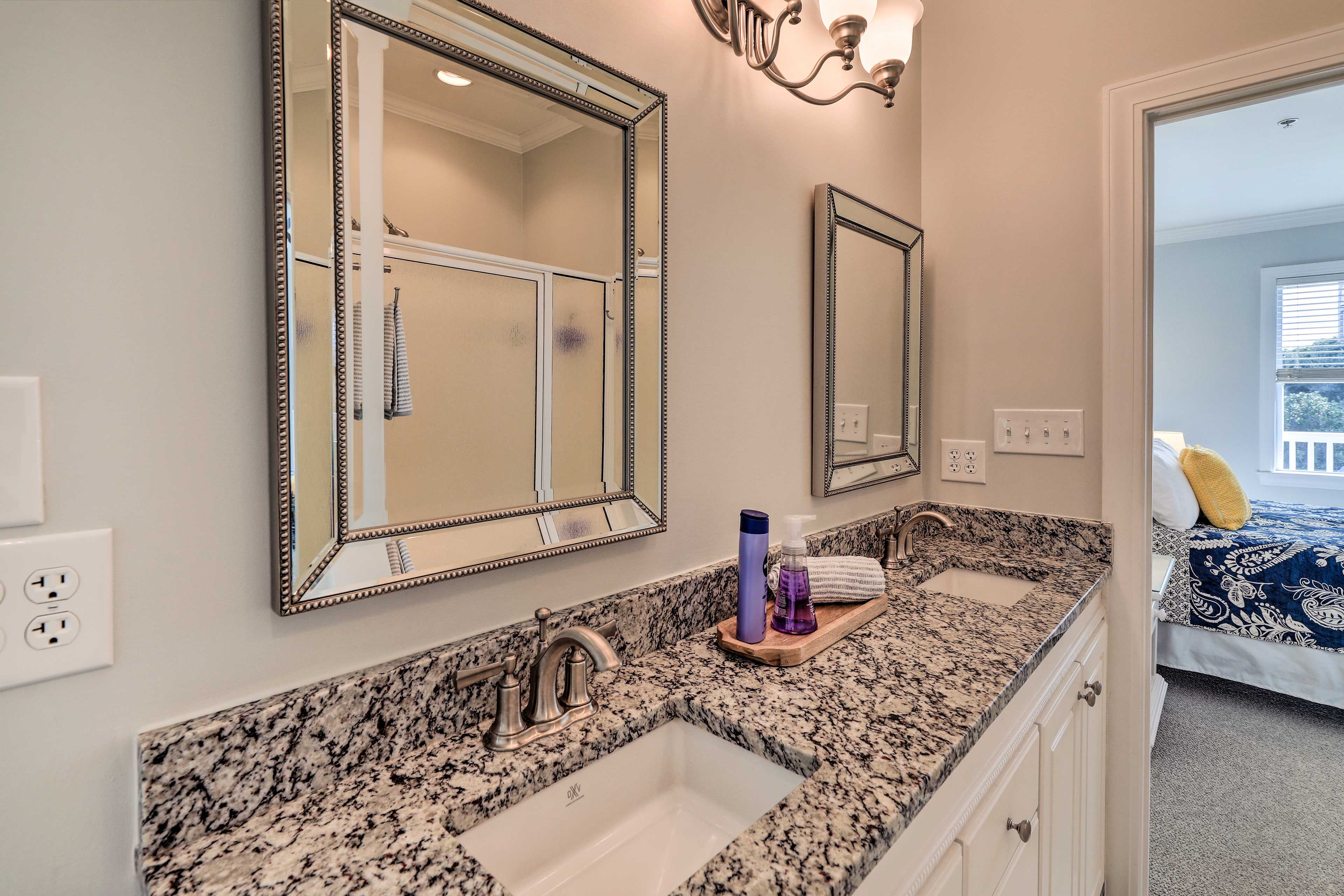 Full Bathroom | Towels Provided | Complimentary Toiletries