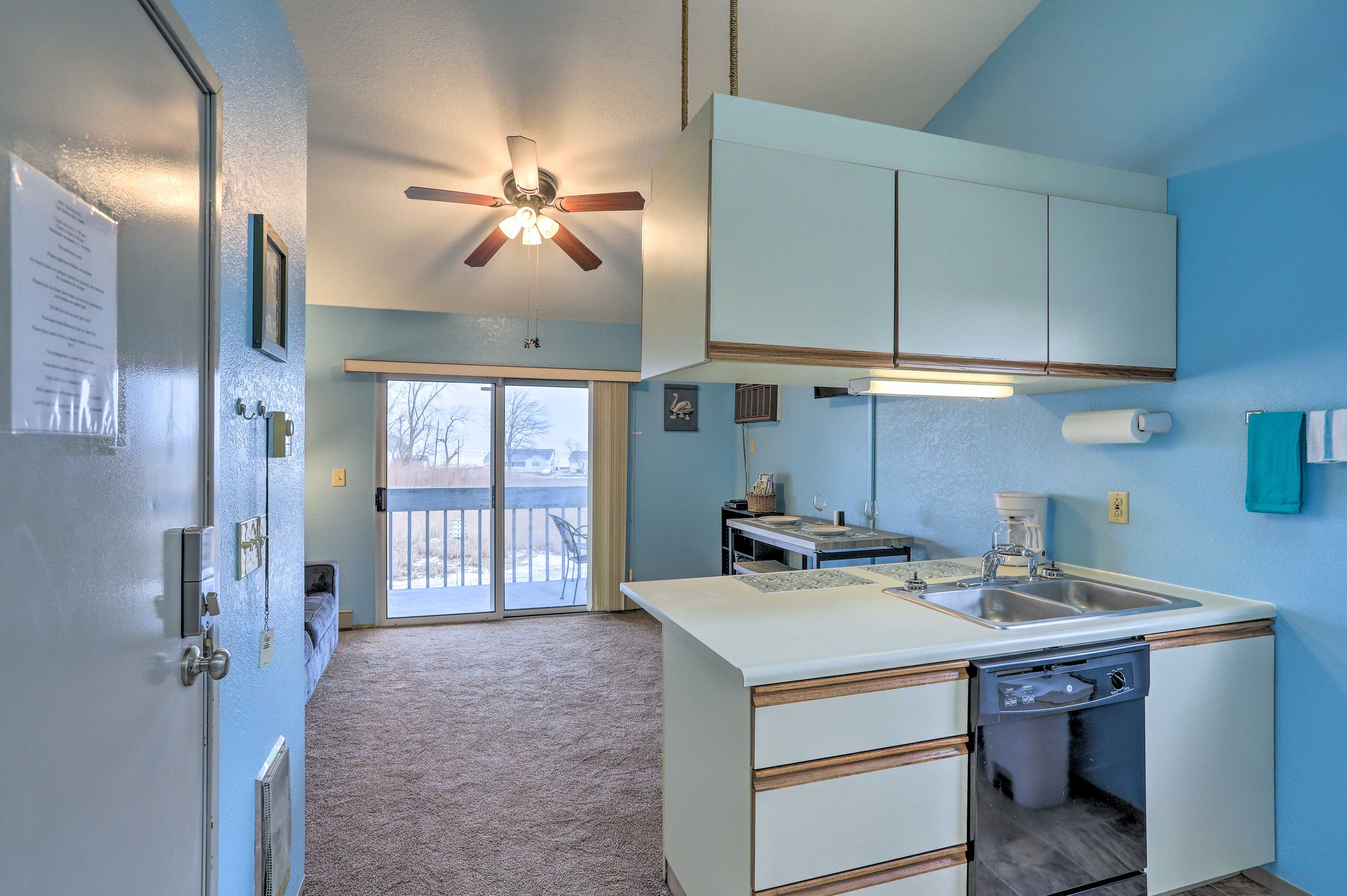 Kitchen | Paper Towels/Trash Bags Provided