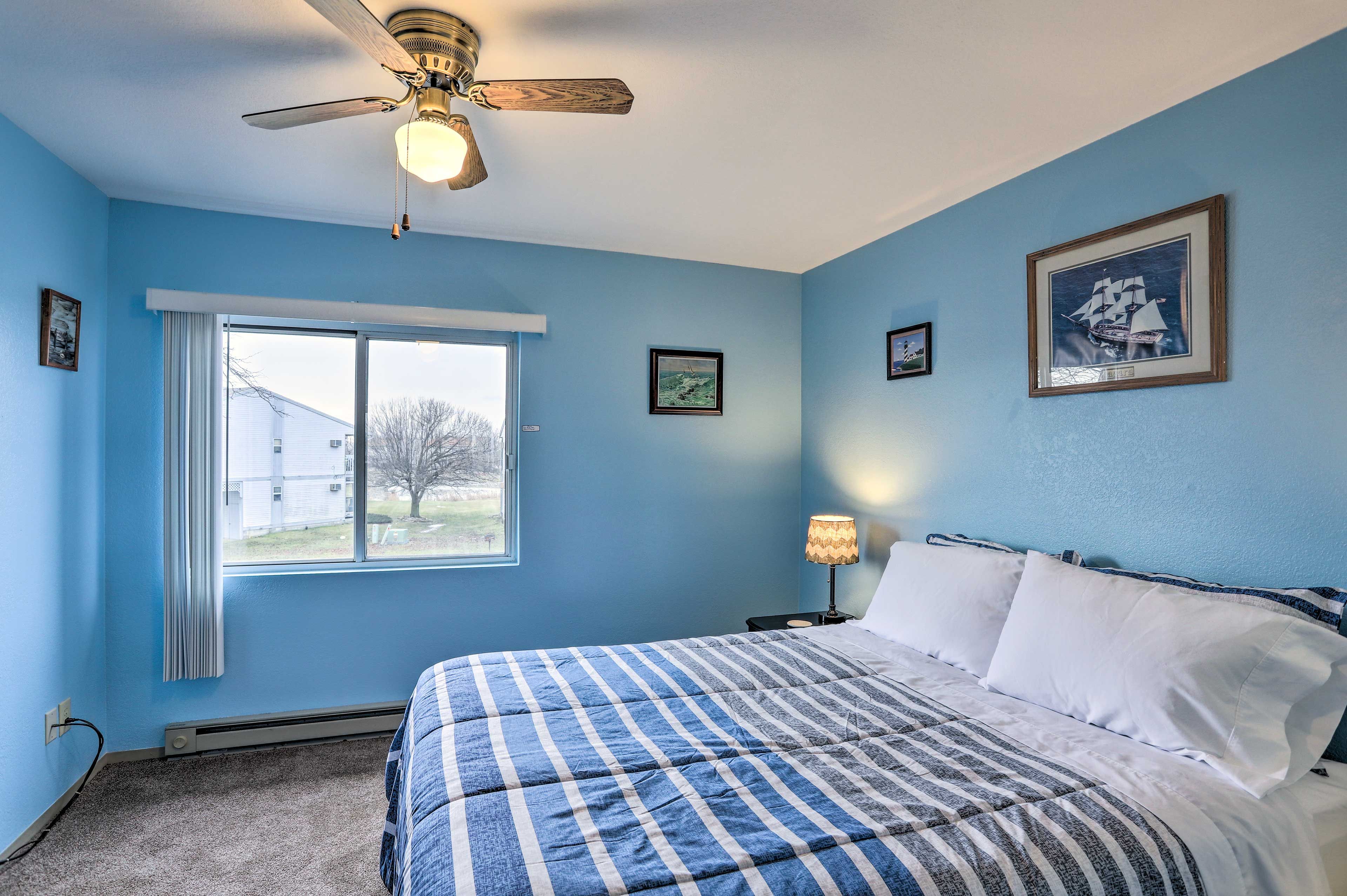 Bedroom | Queen Bed | Linens Provided