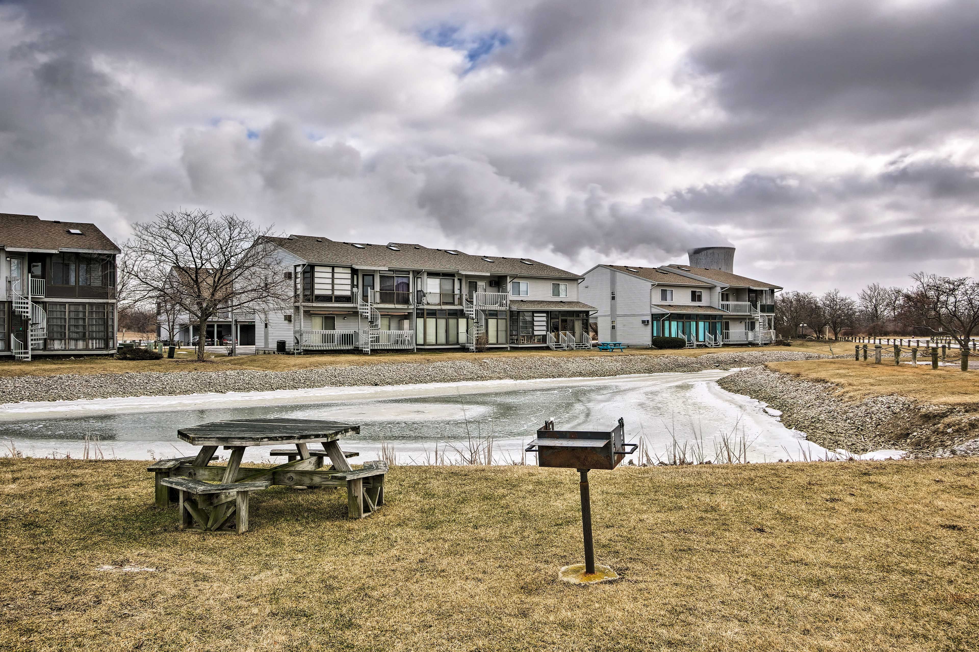 Community Amenities | Charcoal Grill | Yard
