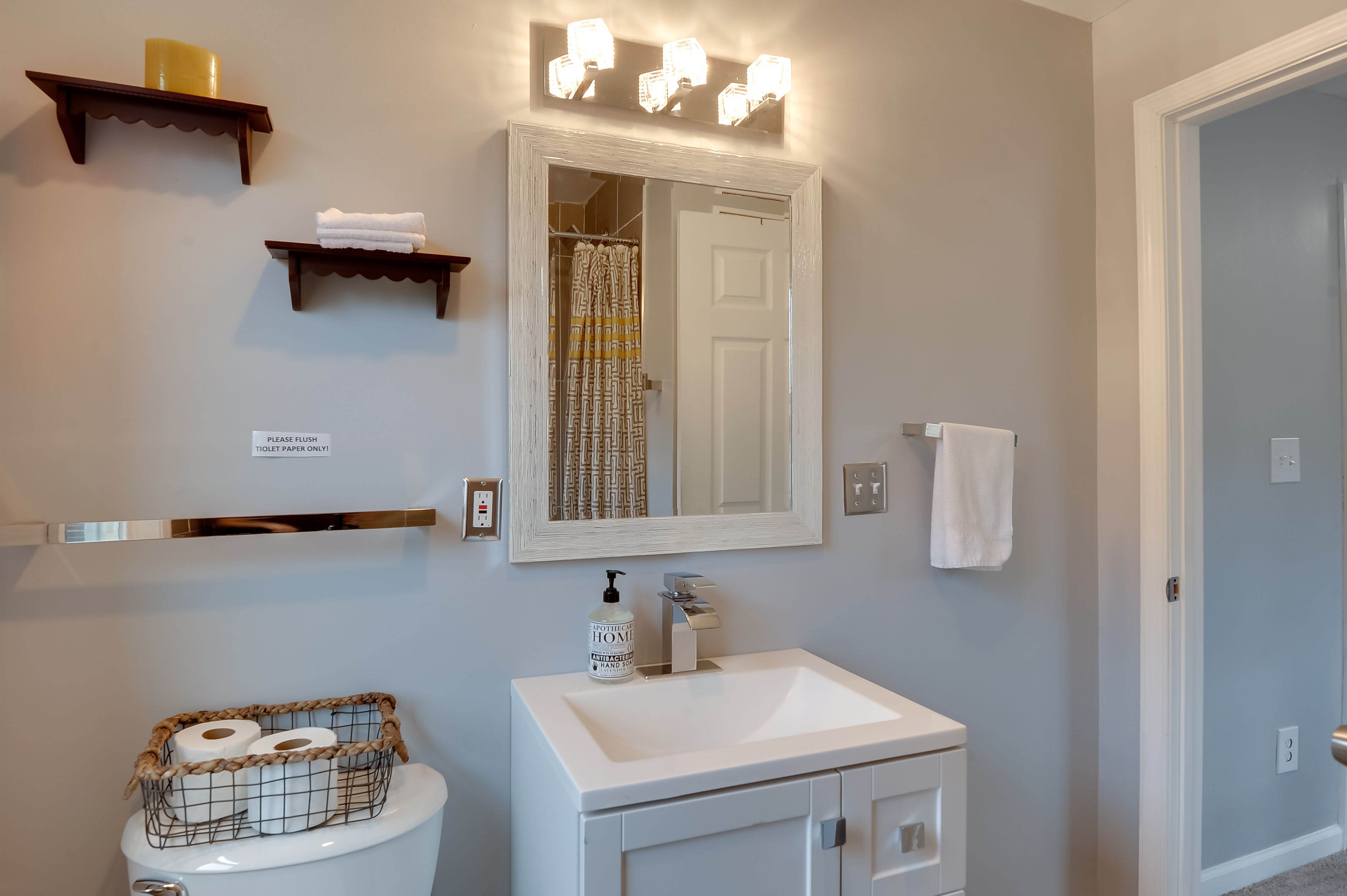 Full Bathroom | Complimentary Toiletries