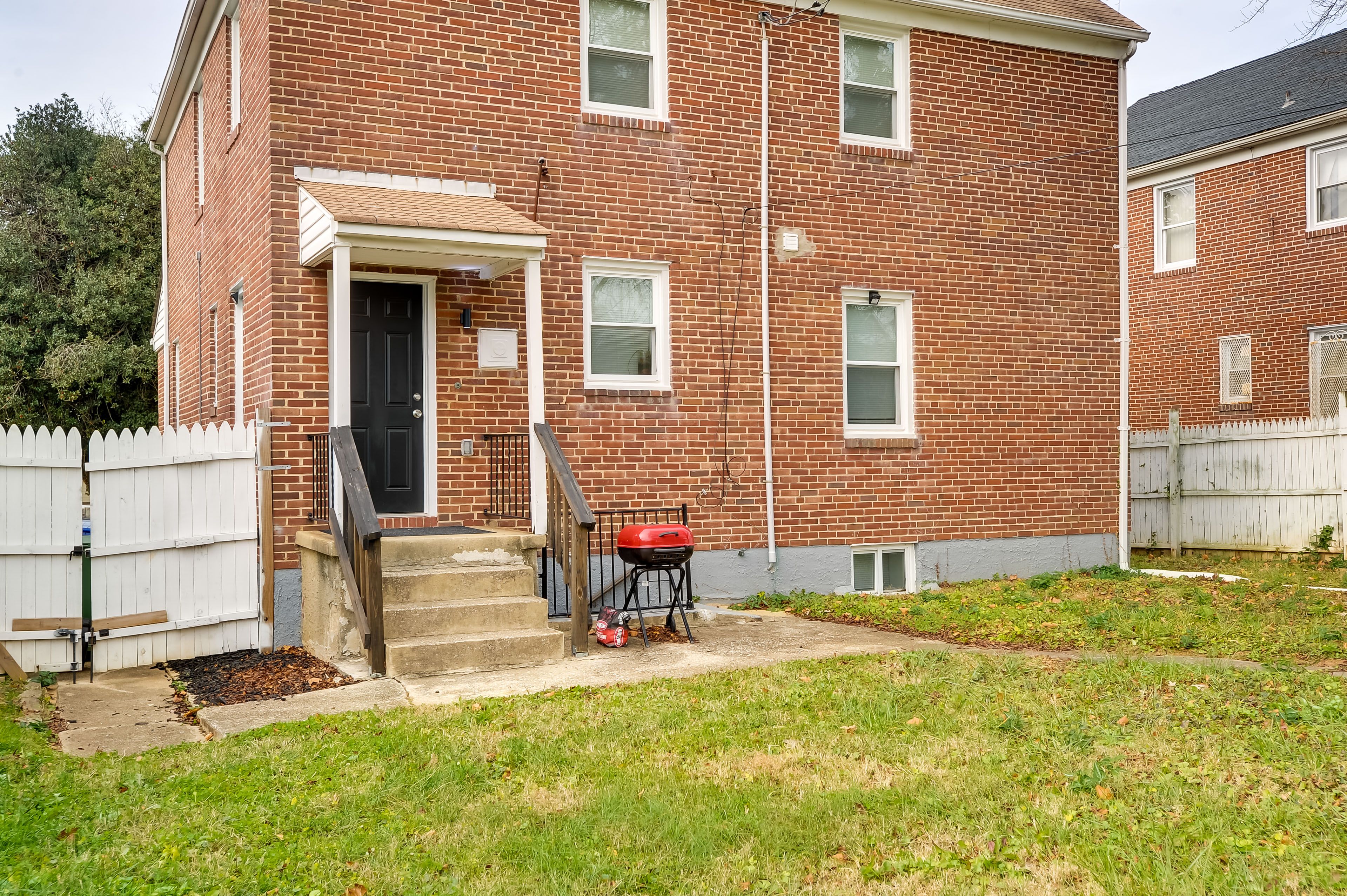 Fenced Yard | Charcoal Grill