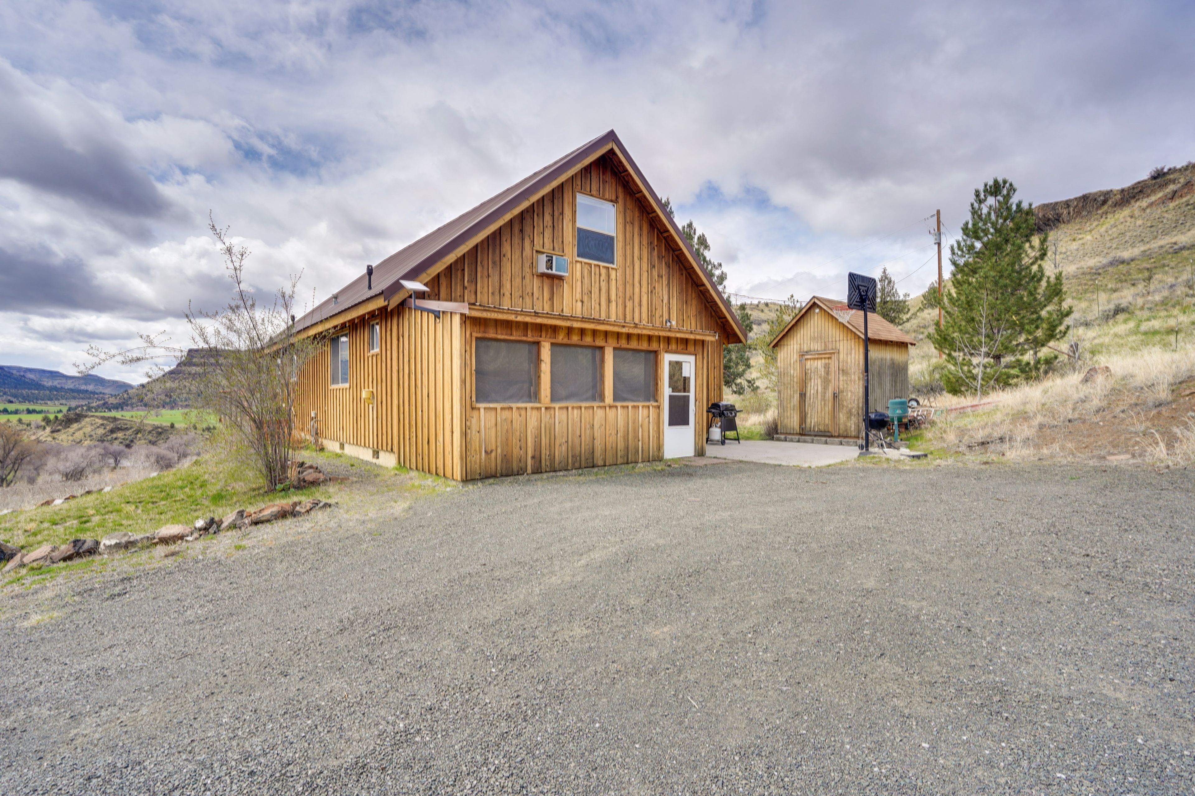 Home Exterior | Driveway Parking (10 Vehicles)