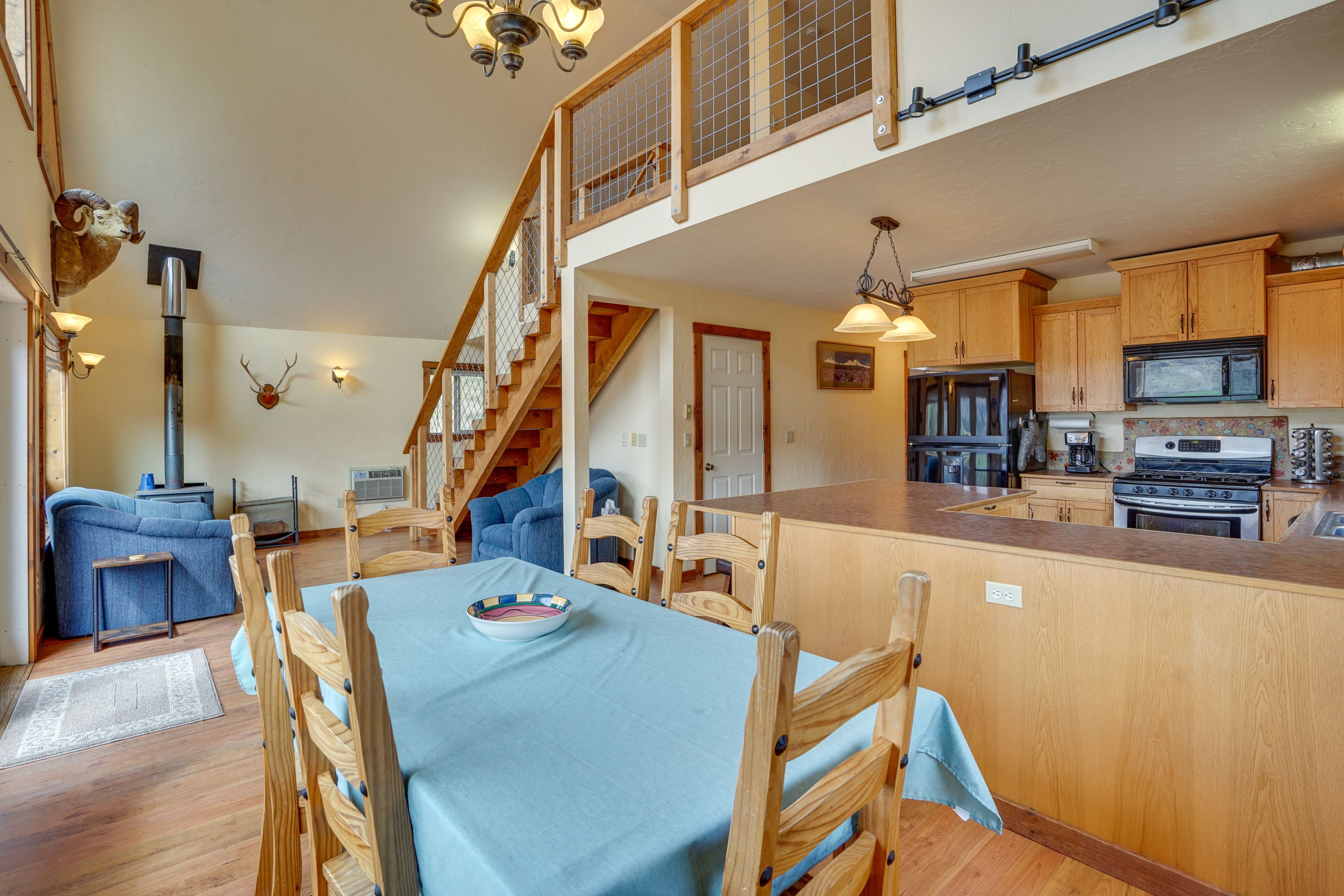 Dining Area | Dishware & Flatware Provided
