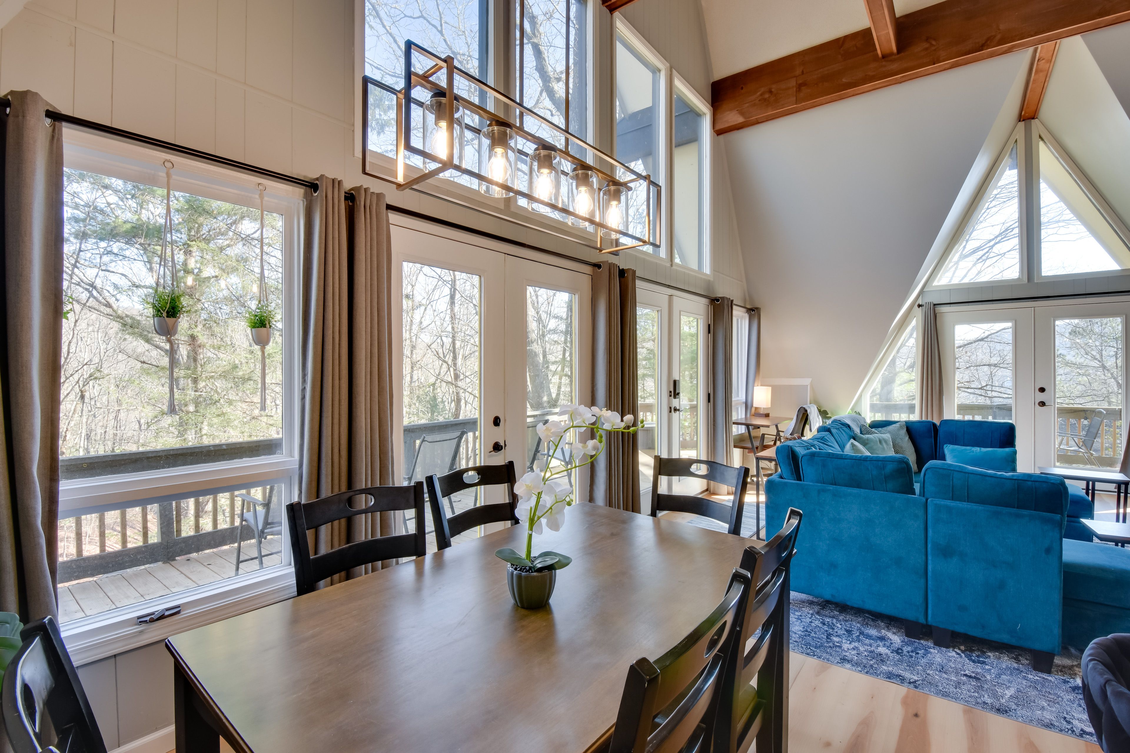 Dining Area | Dishware Provided