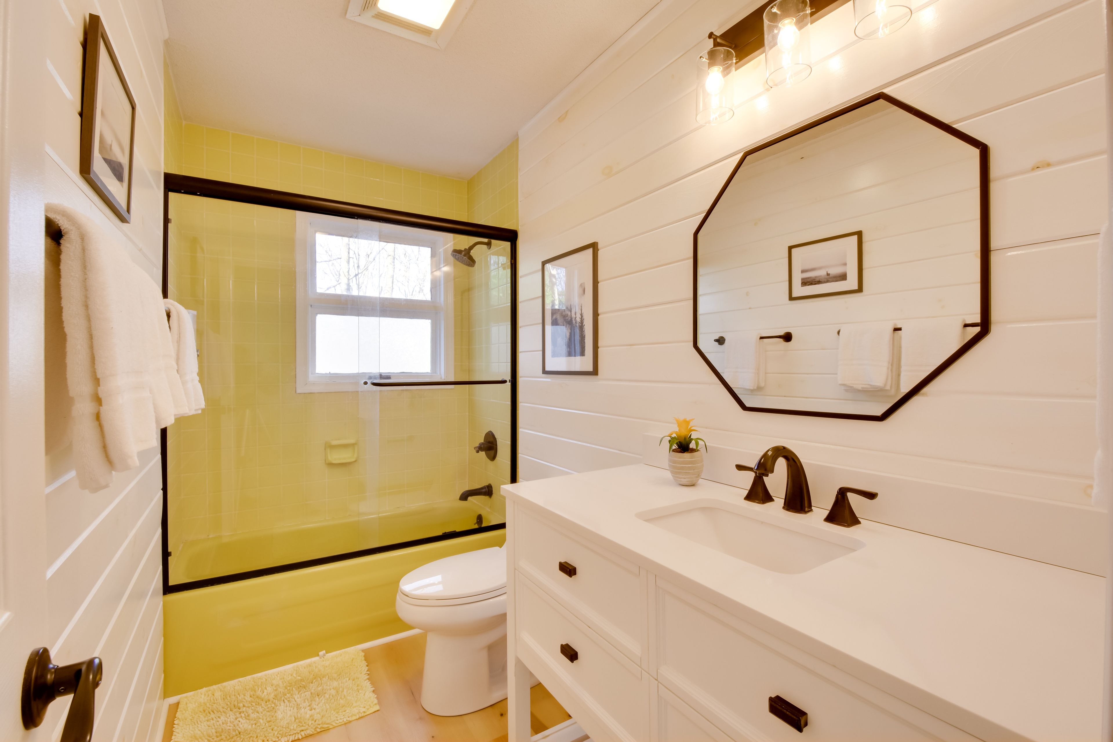 Full Bathroom | Towels Provided | Complimentary Toiletries